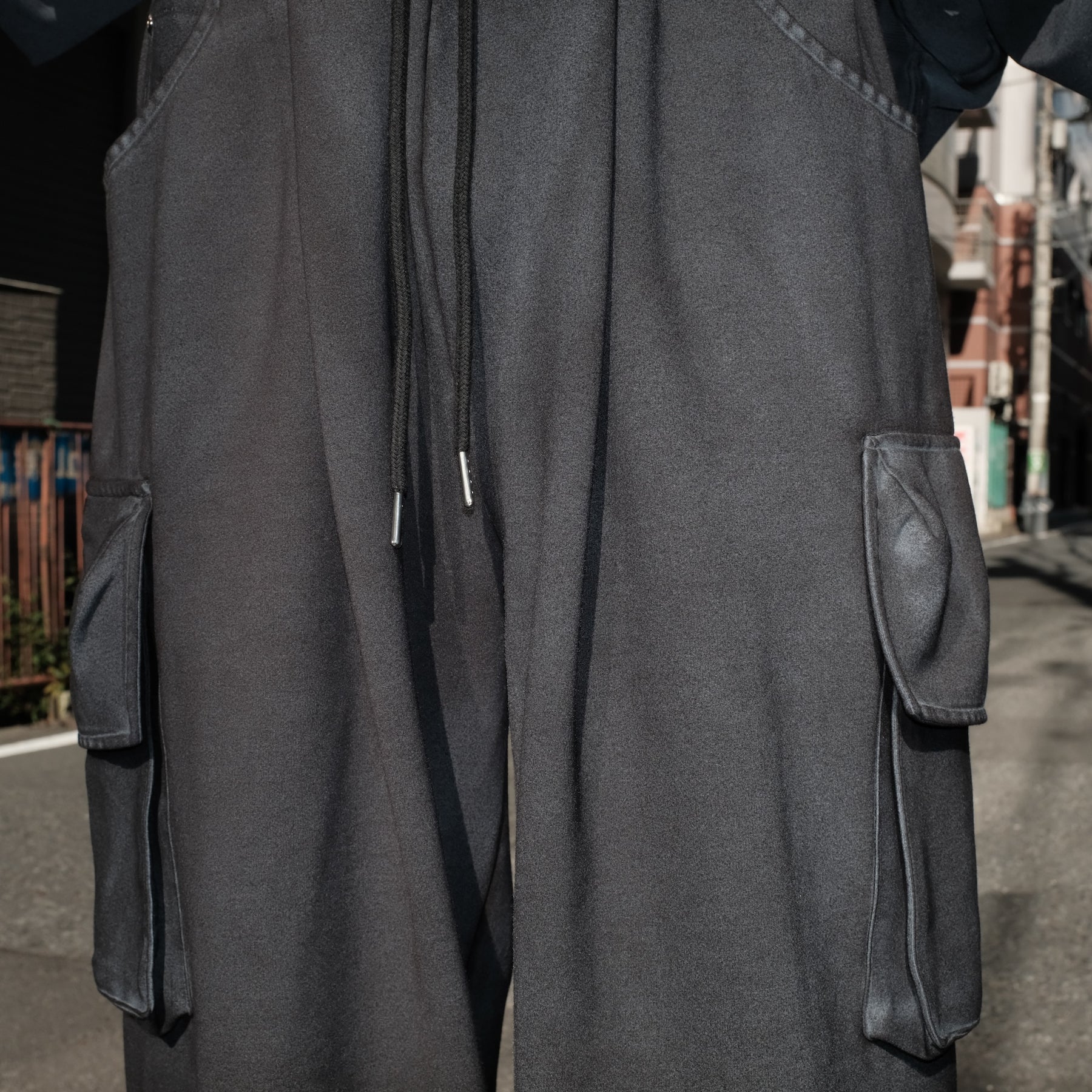 INTODUSK / CARGO KNIT PANTS PITCH BLACK