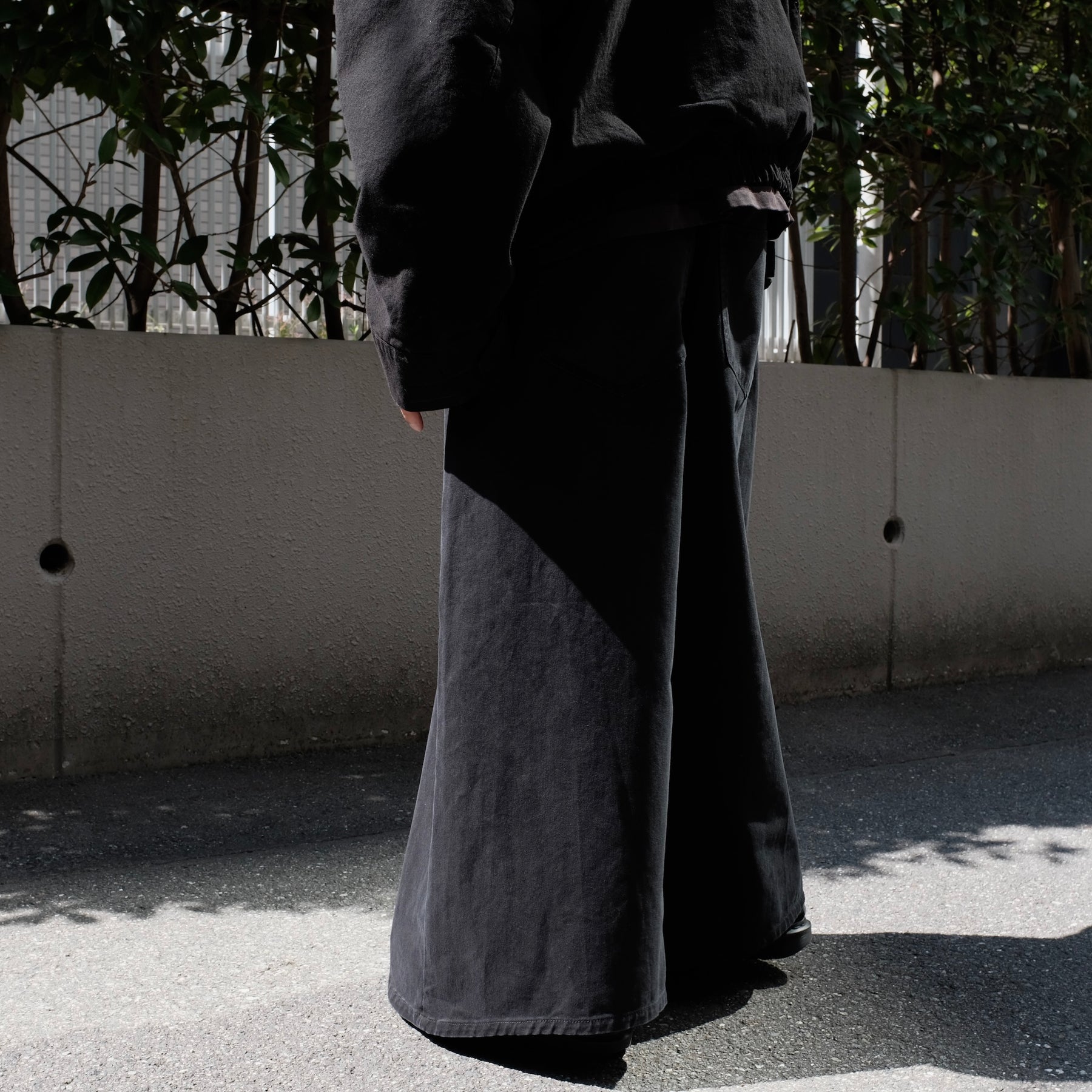 INTODUSK / SHROUD WIDE JEAN BLACK