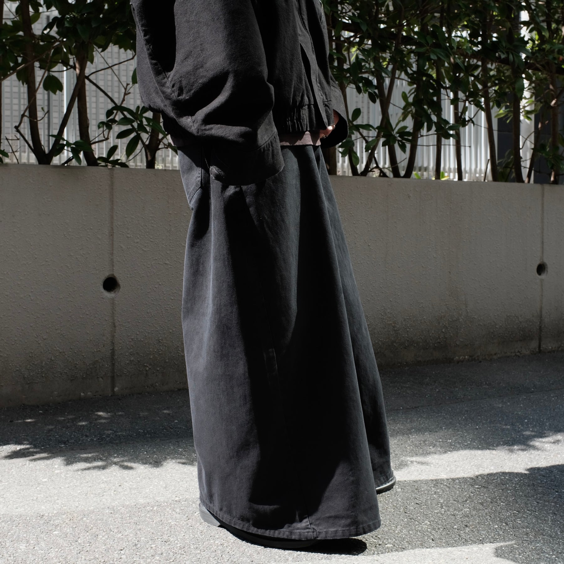 INTODUSK / SHROUD WIDE JEAN BLACK