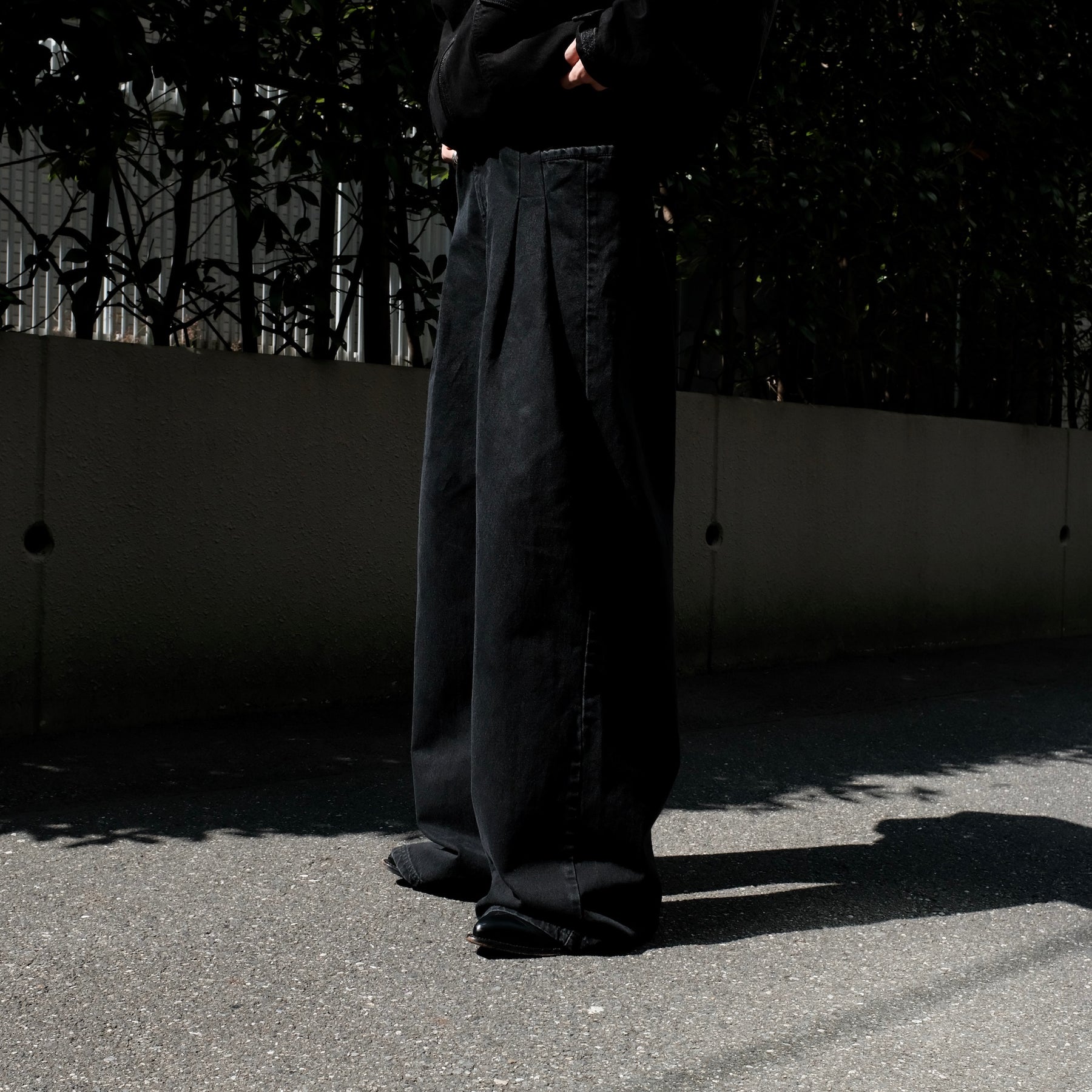 INTODUSK / OVER LAPPING PANTS SOLID BLACK
