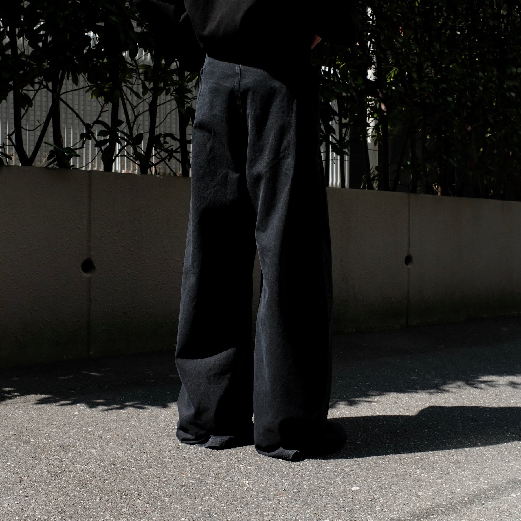 INTODUSK / OVER LAPPING PANTS SOLID BLACK
