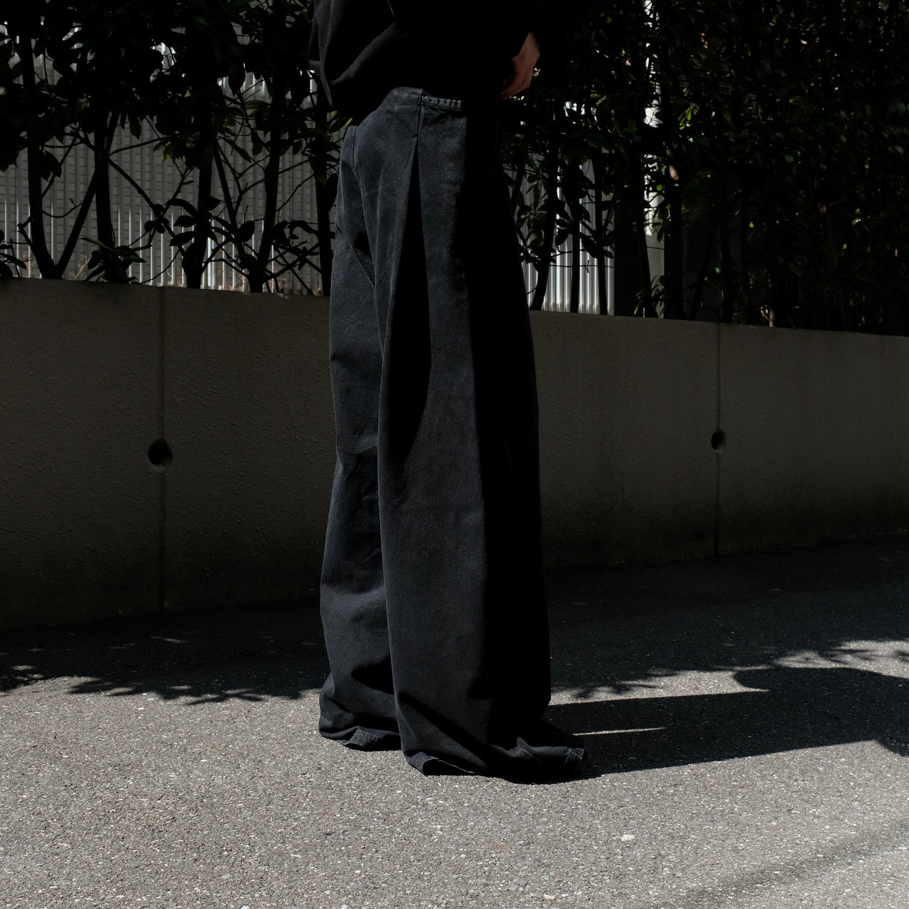 INTODUSK / OVER LAPPING PANTS SOLID BLACK