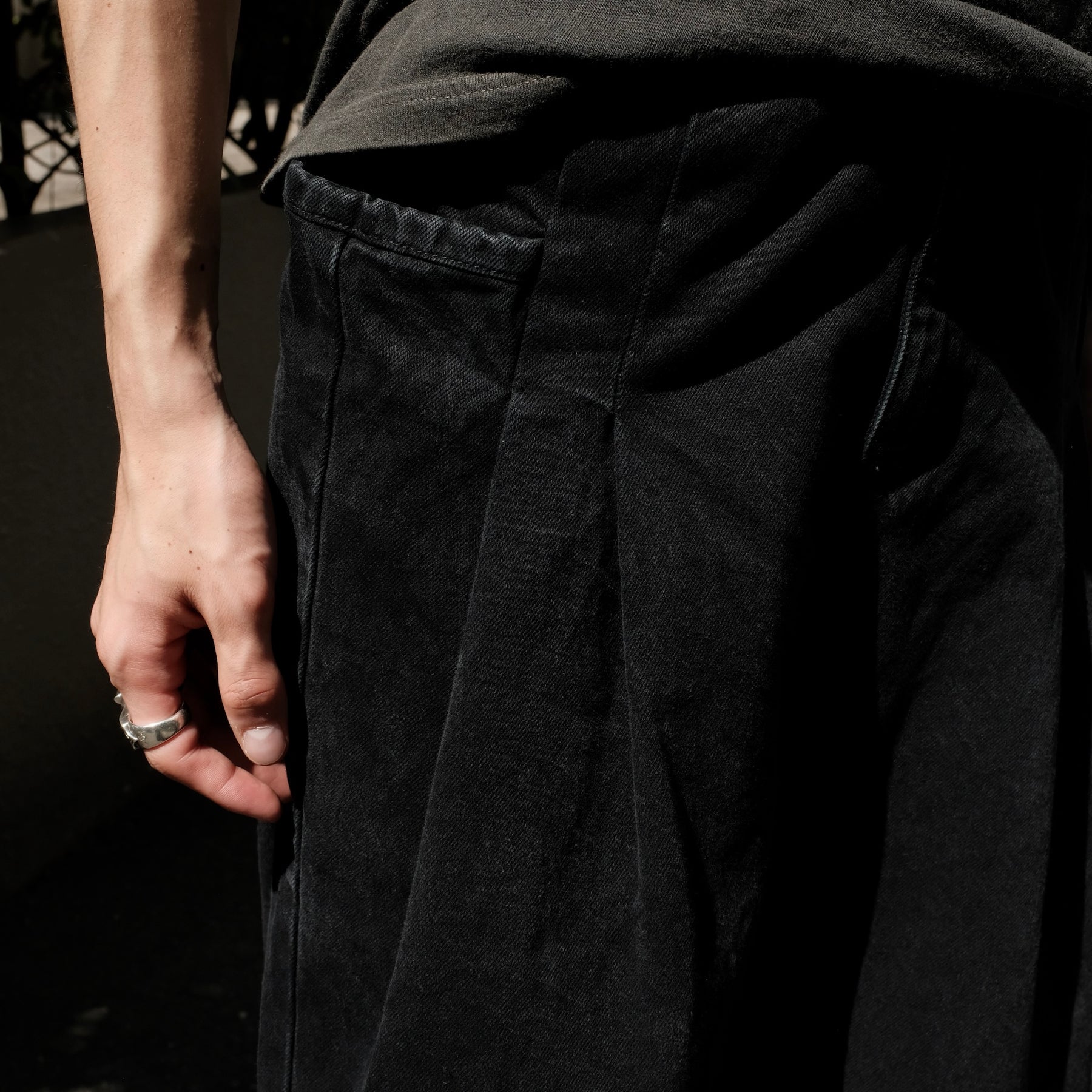 INTODUSK / OVER LAPPING PANTS SOLID BLACK