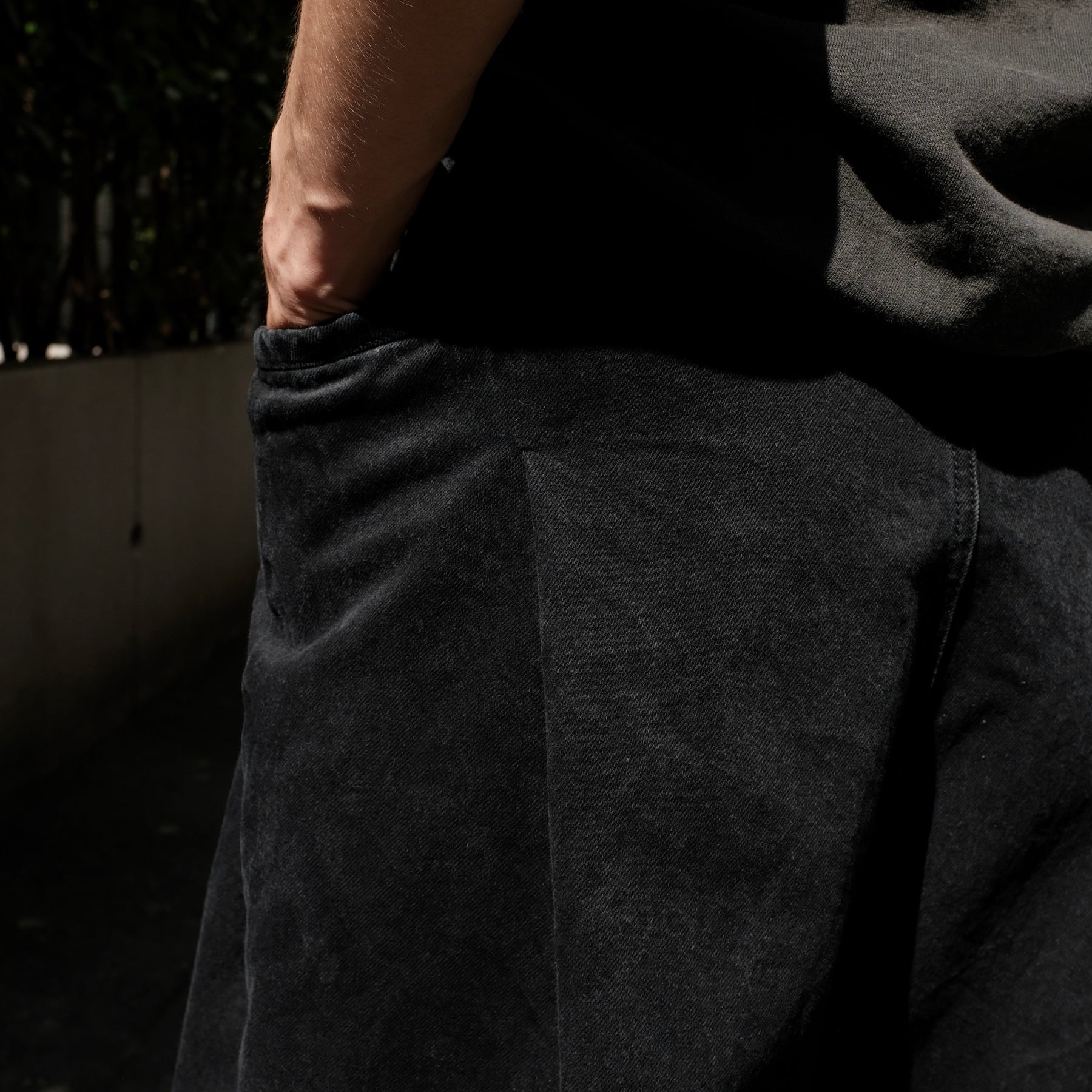 INTODUSK / OVER LAPPING PANTS SOLID BLACK