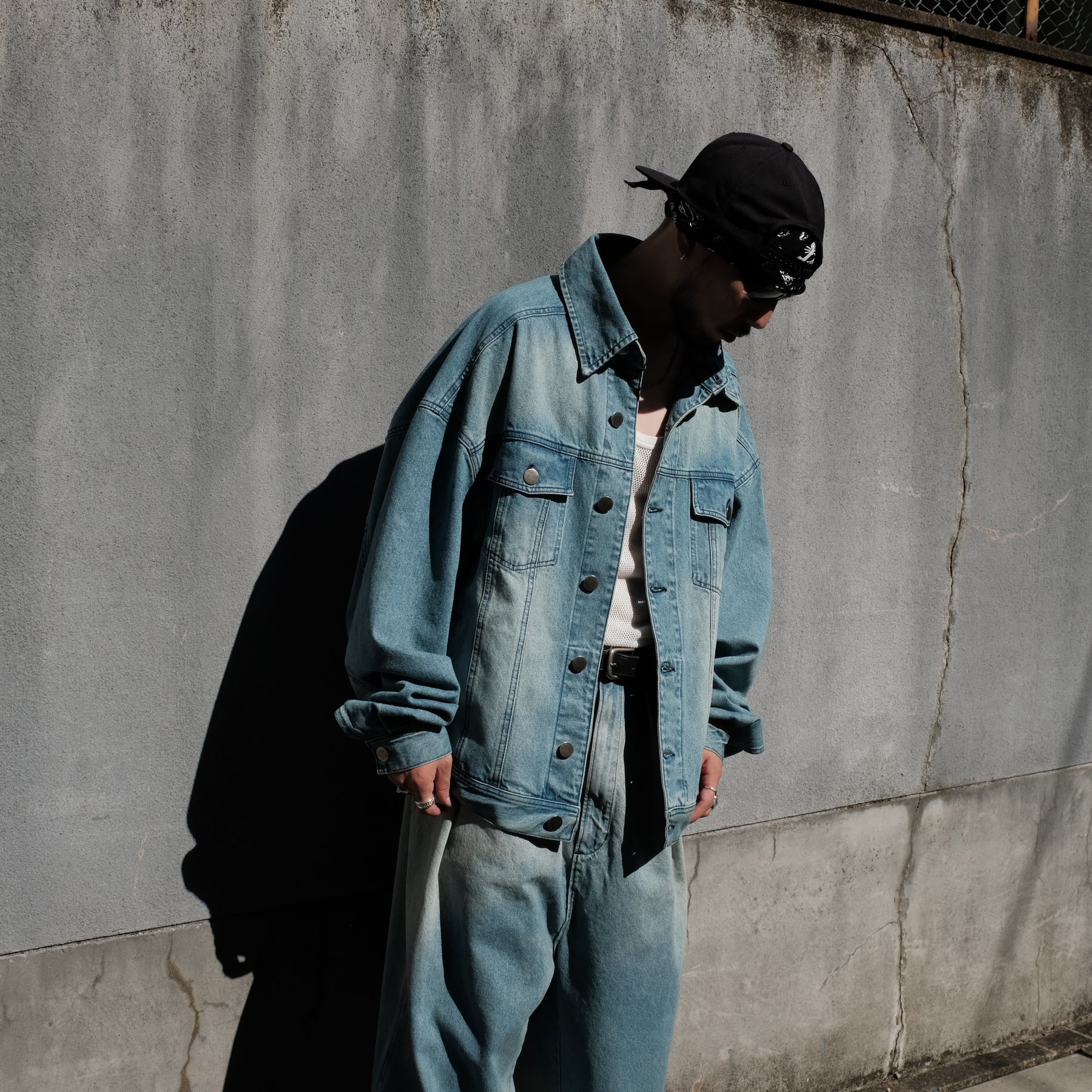 INTODUSK / TRUCKER DENIM JACKET HARD WASH BLUE DENIM