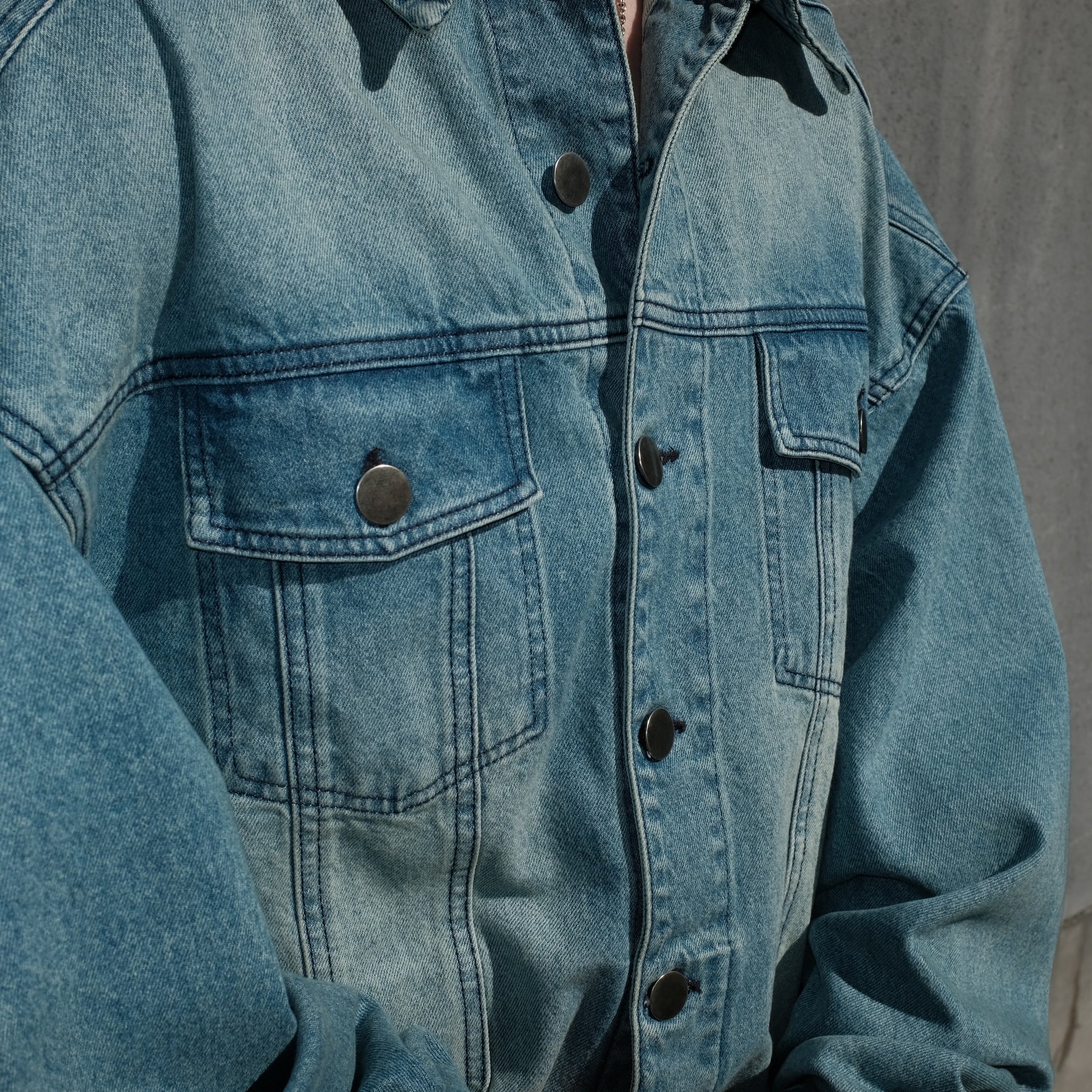 INTODUSK / TRUCKER DENIM JACKET HARD WASH BLUE DENIM