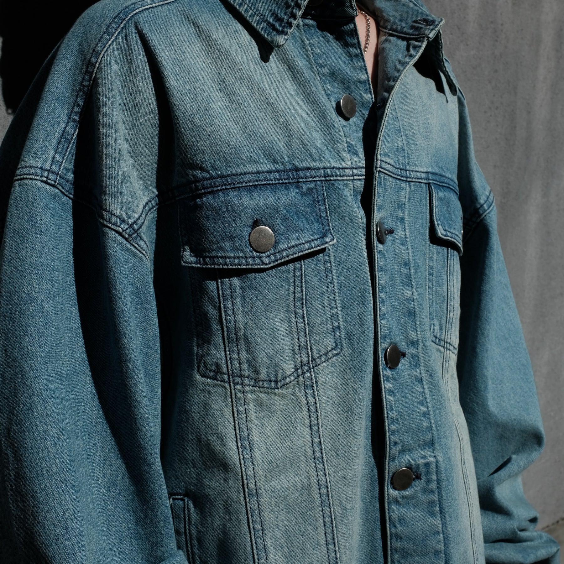 INTODUSK / TRUCKER DENIM JACKET HARD WASH BLUE DENIM