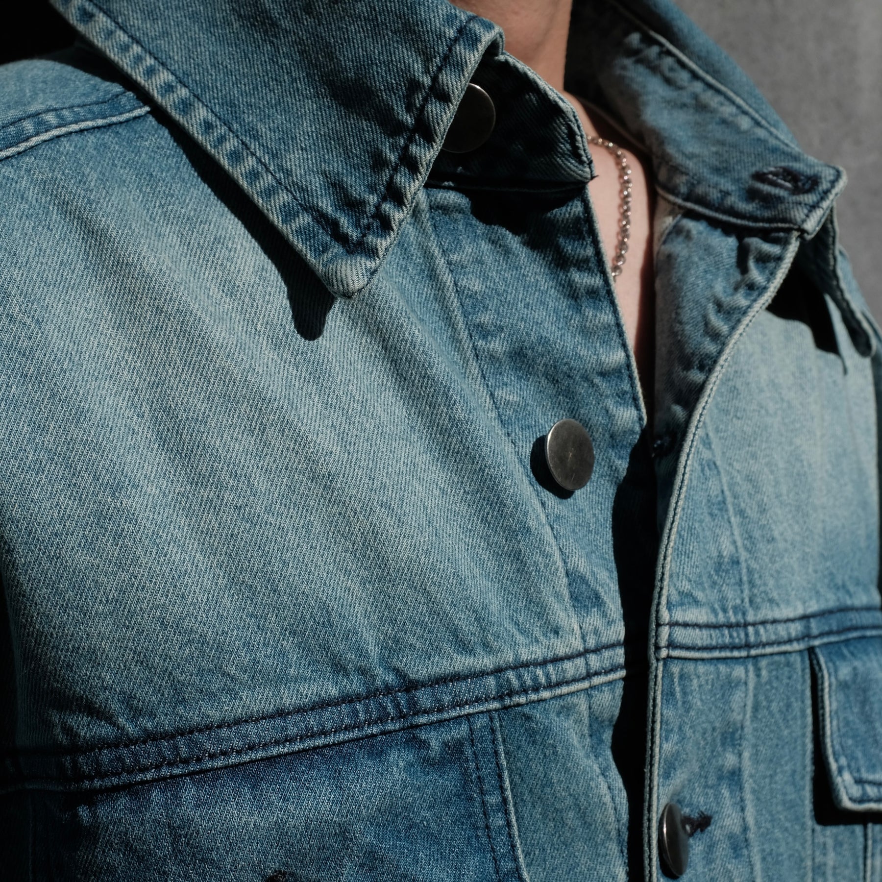 INTODUSK / TRUCKER DENIM JACKET HARD WASH BLUE DENIM