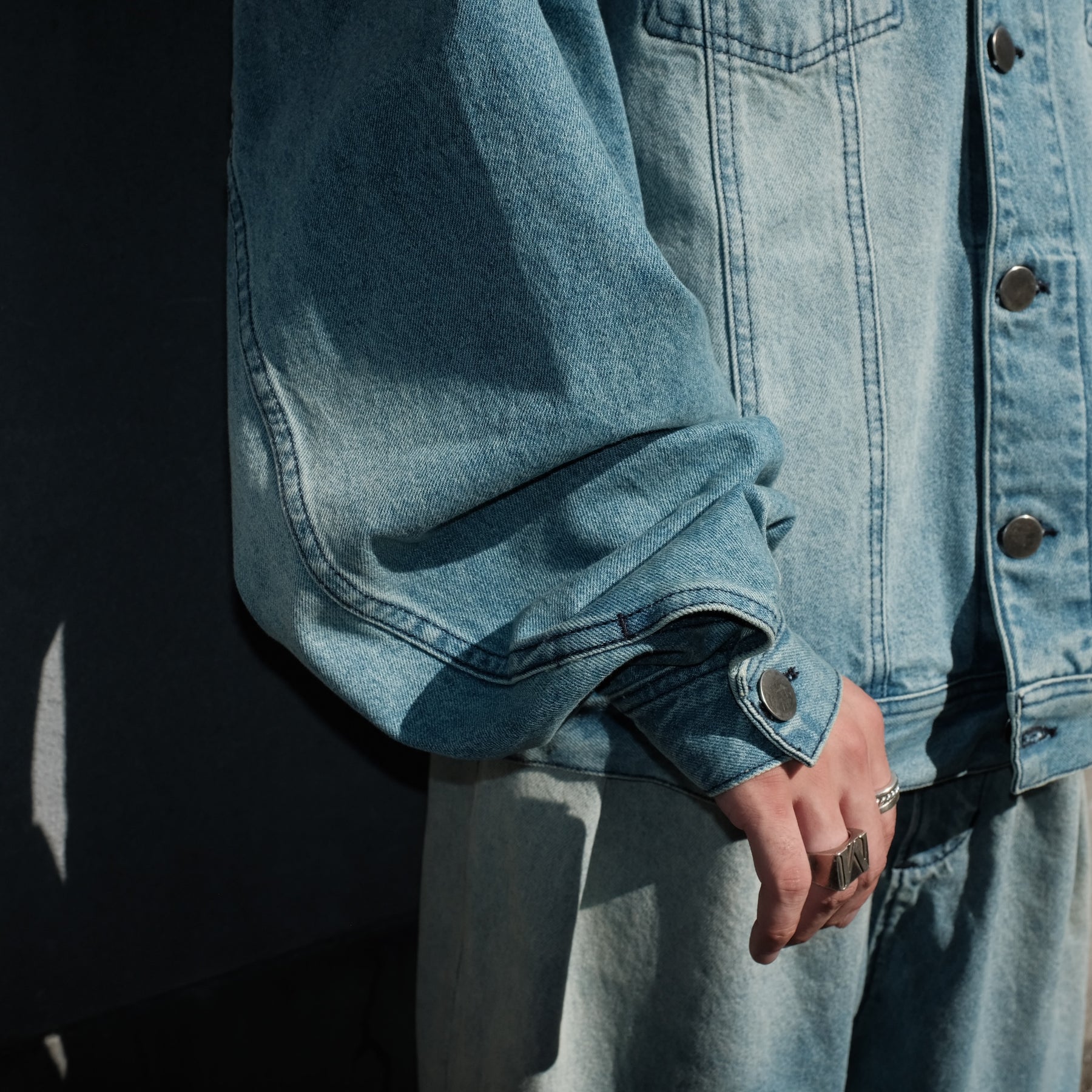 INTODUSK / TRUCKER DENIM JACKET HARD WASH BLUE DENIM