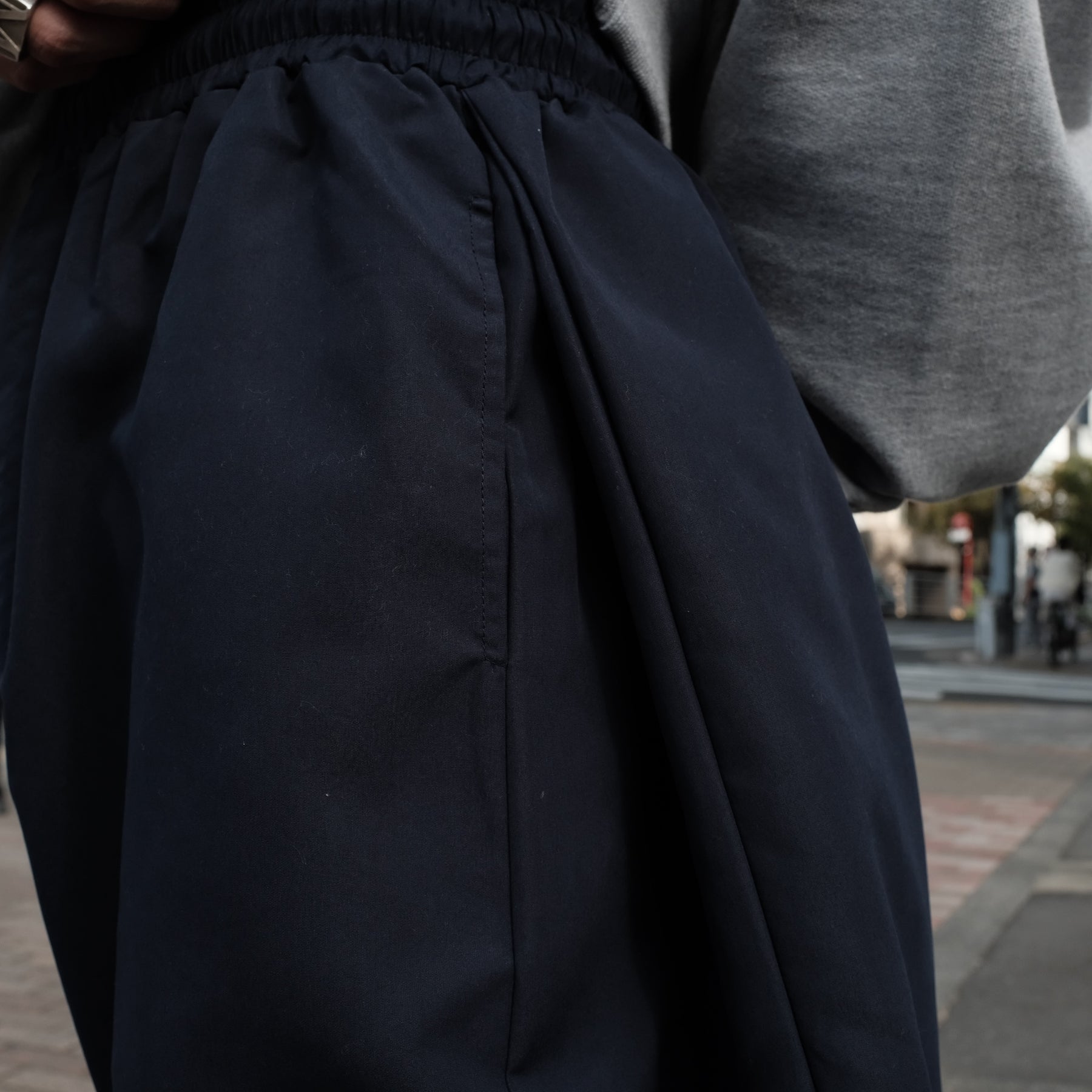 INTODUSK / EDGE DRAWSTRING PANT NAVY