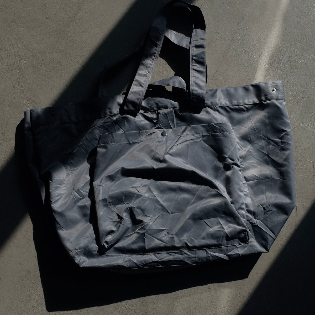 <span style="color: #f50b0b;">Last One</span> GREI. / TRI POCKET SLOUCHY TOTE GREY SILVER