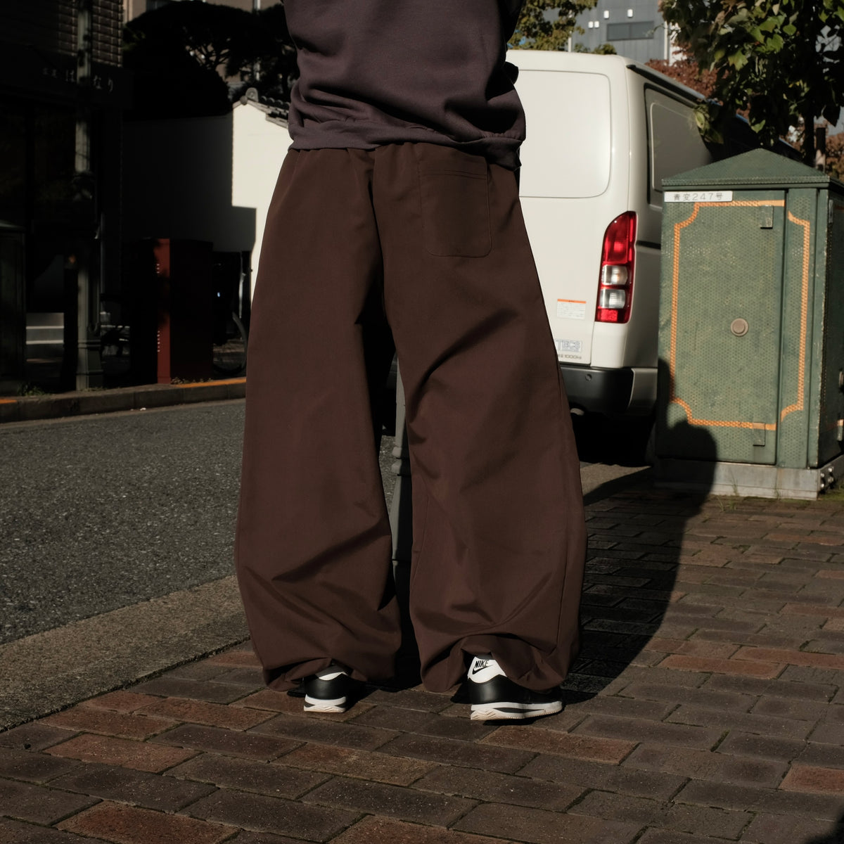 INTODUSK / EDGE DRAWSTRING PANT BROWN