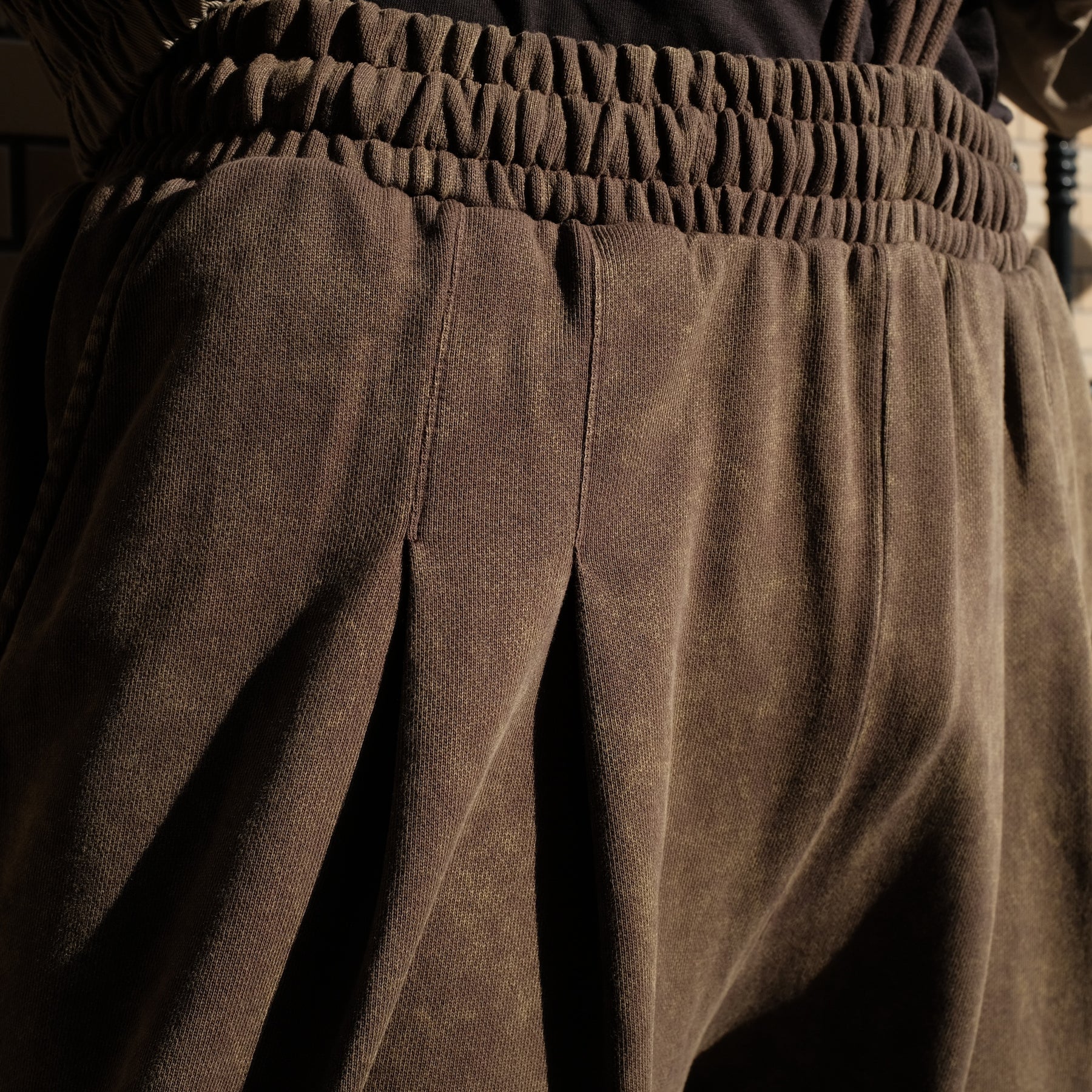 INTODUSK / GATHER DRAWSTRING SWEAT PANT BROWN MIST