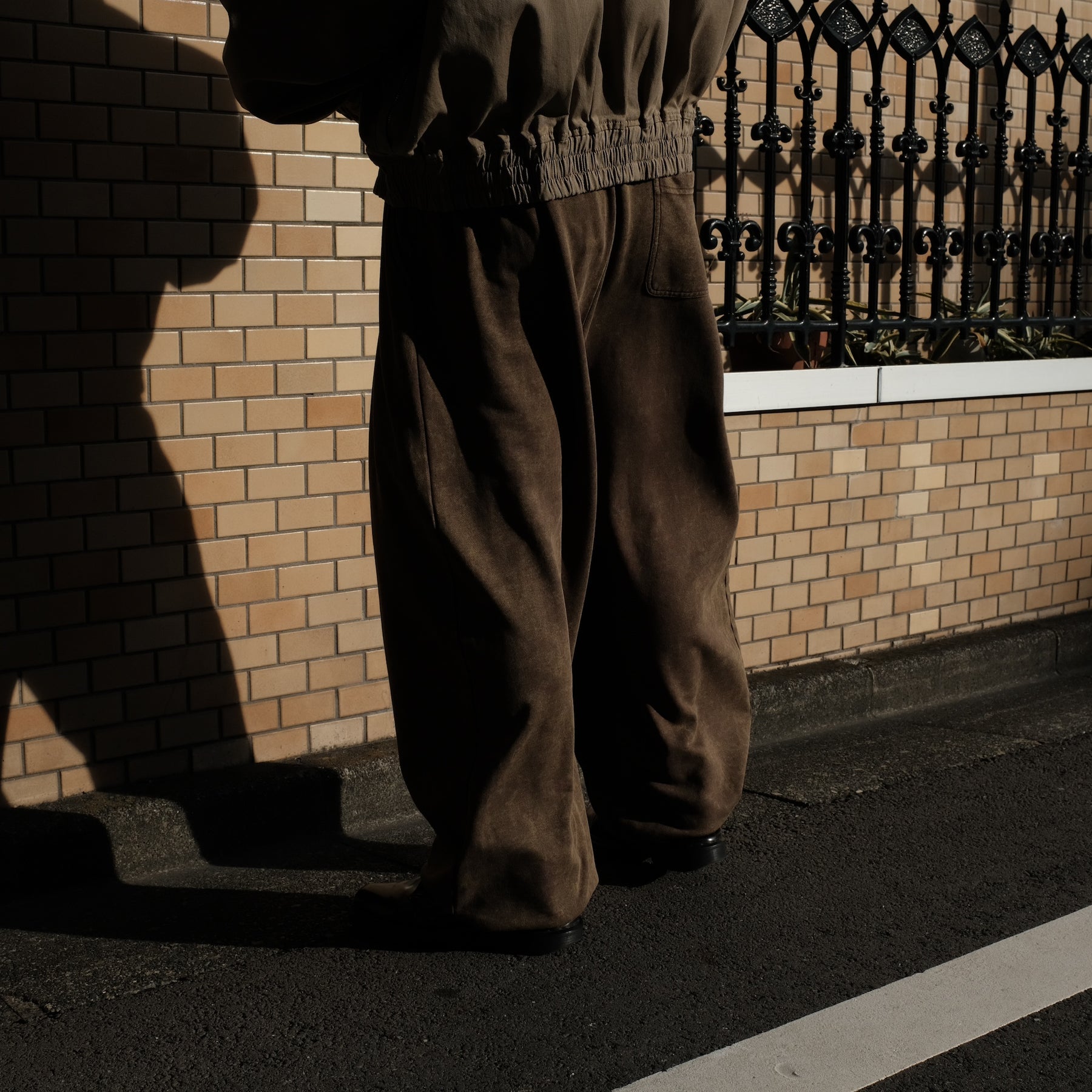 INTODUSK / GATHER DRAWSTRING SWEAT PANT BROWN MIST