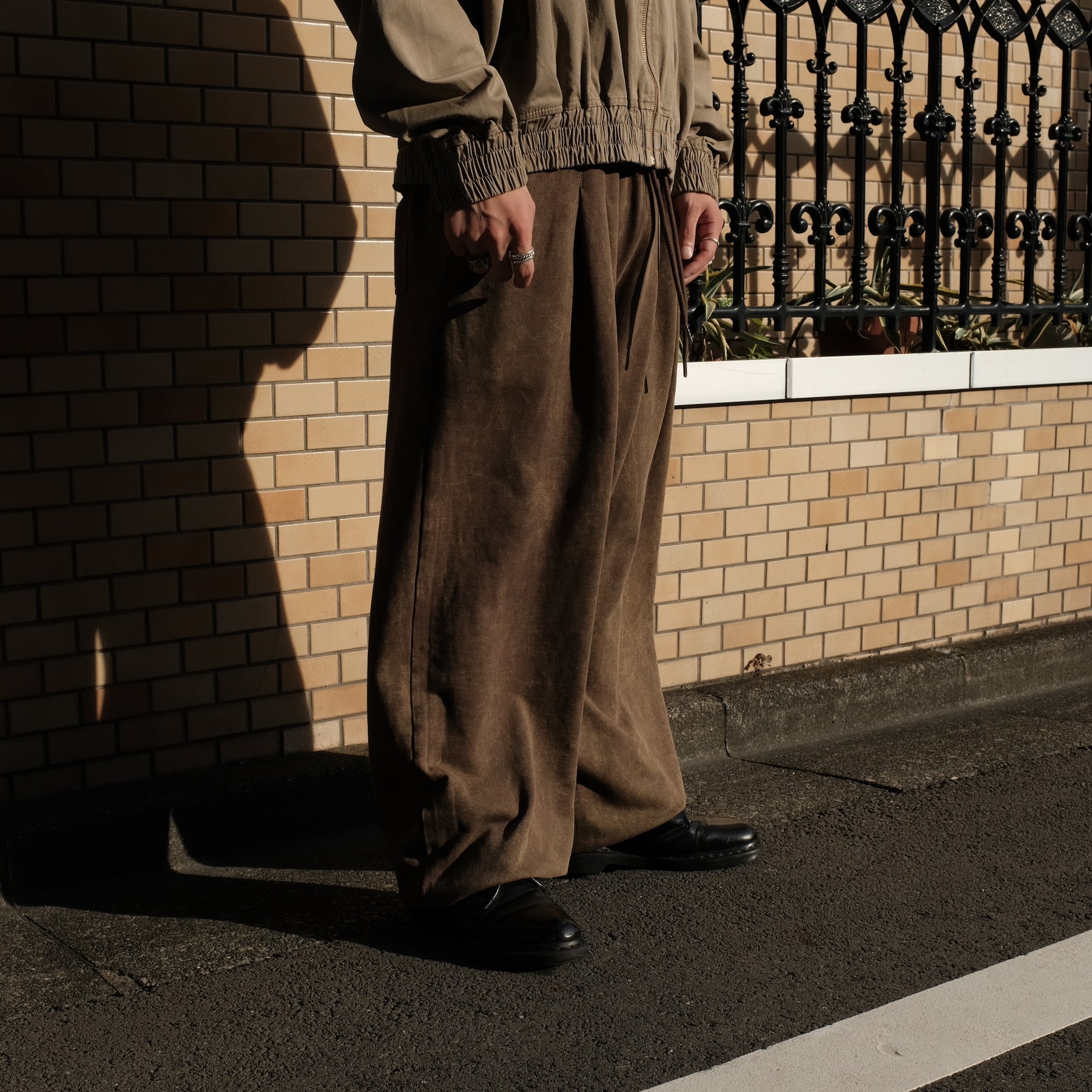 INTODUSK / GATHER DRAWSTRING SWEAT PANT BROWN MIST