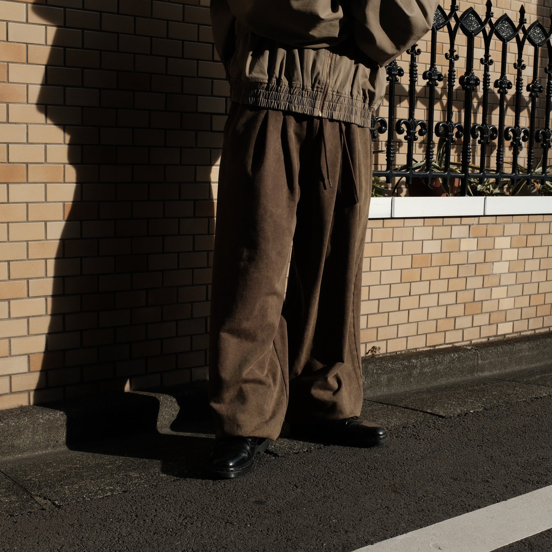 INTODUSK / GATHER DRAWSTRING SWEAT PANT BROWN MIST