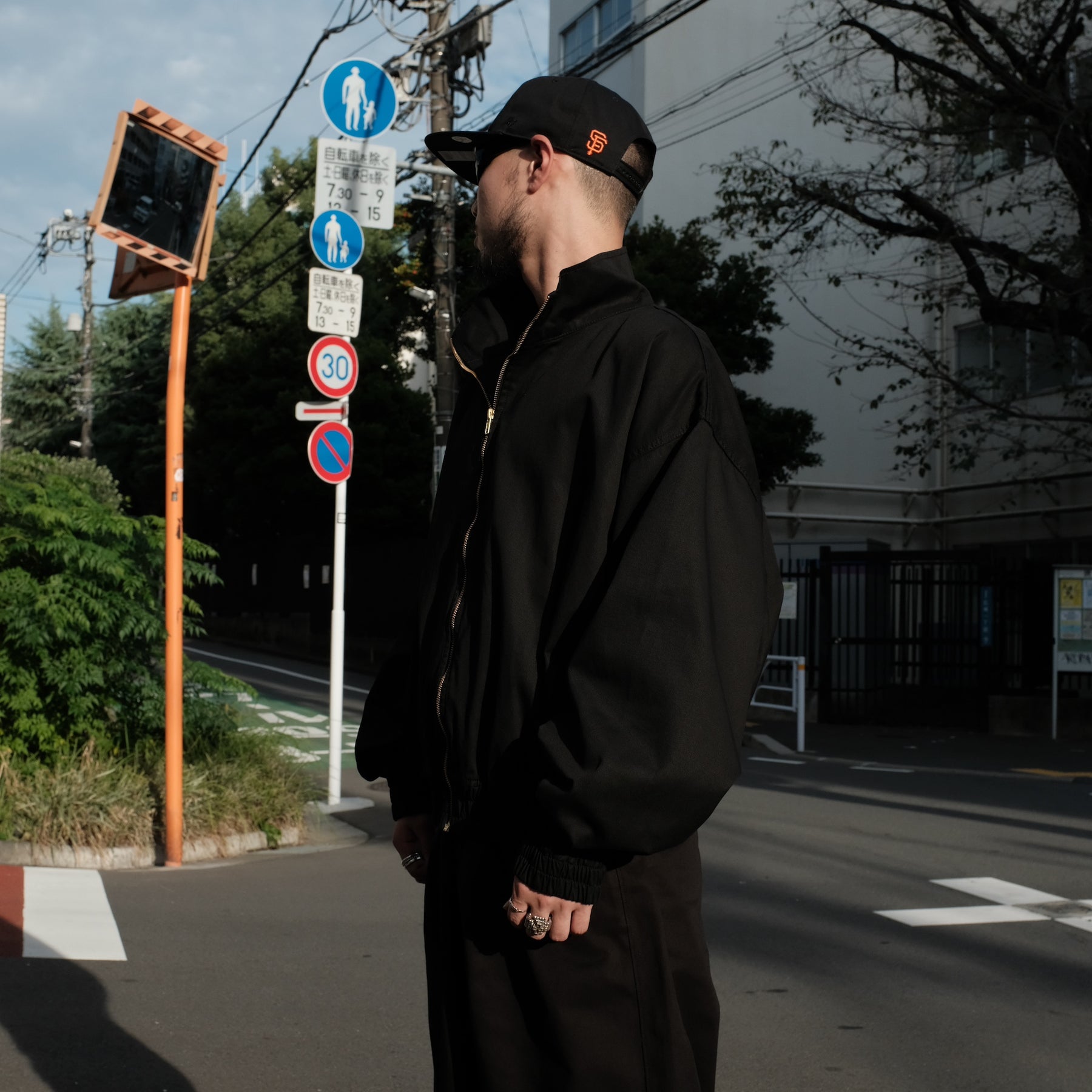 INTODUSK / CHINOS TRACK JACKET BLACK