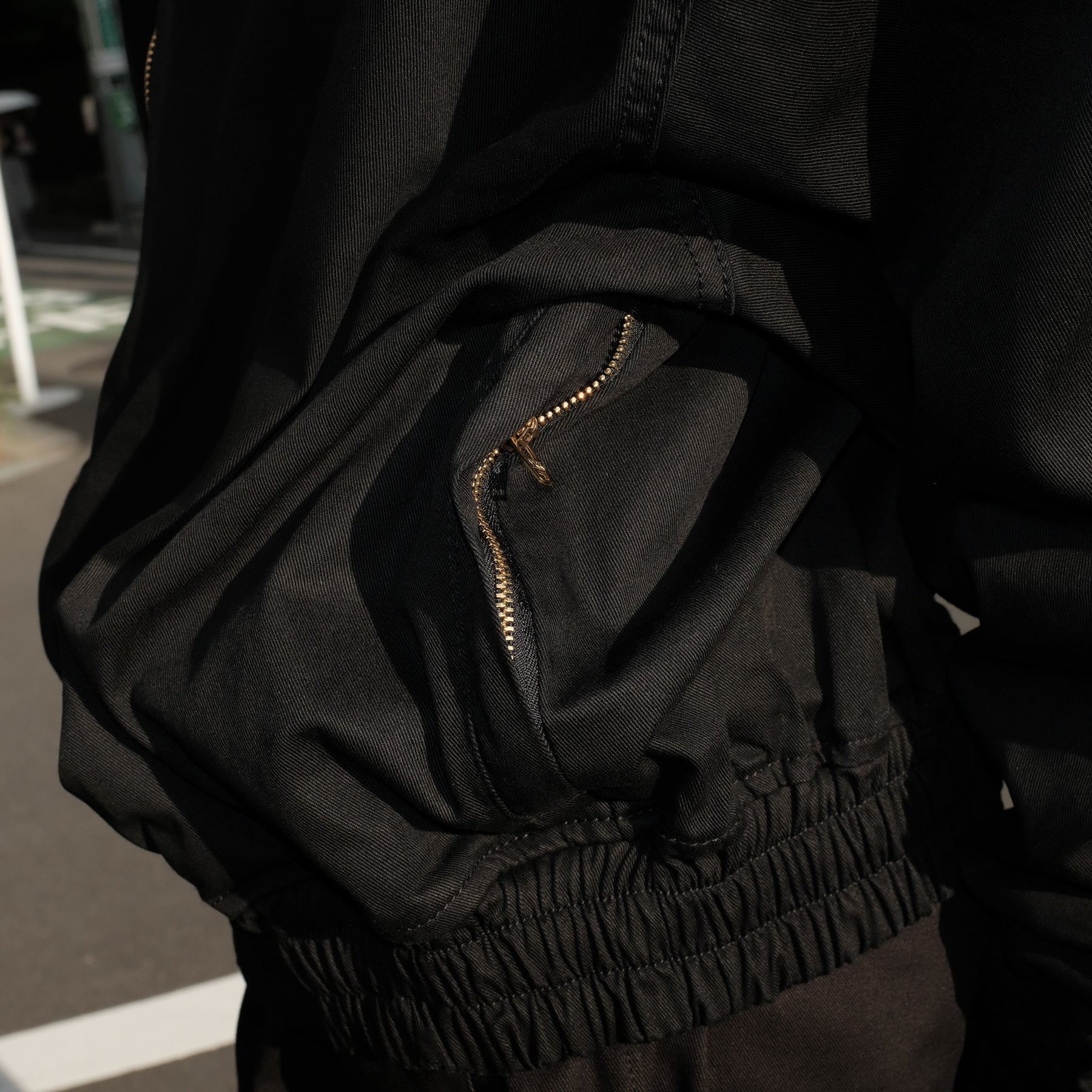 INTODUSK / CHINOS TRACK JACKET BLACK