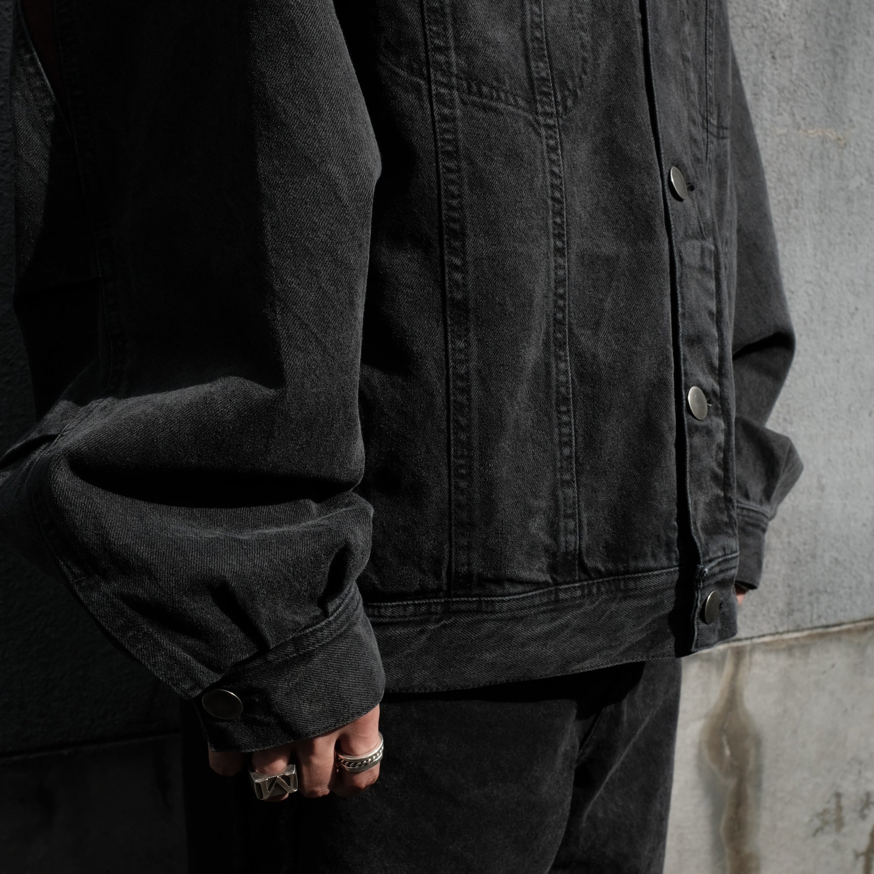 INTODUSK / TRUCKER SWITCHING JACKET WASHED BLACK