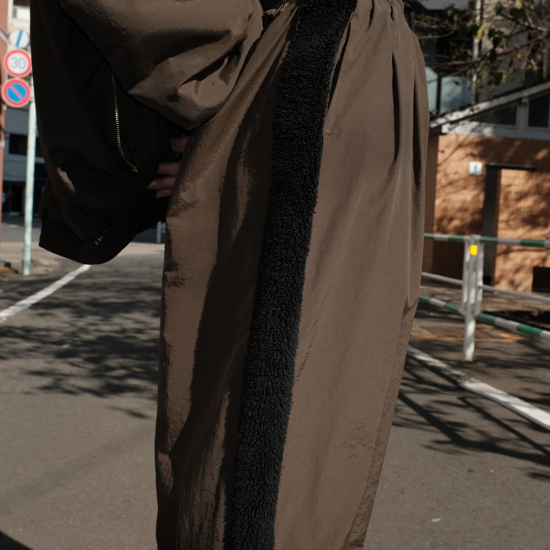 INTODUSK / BASKETBALL PANTS KHAKI