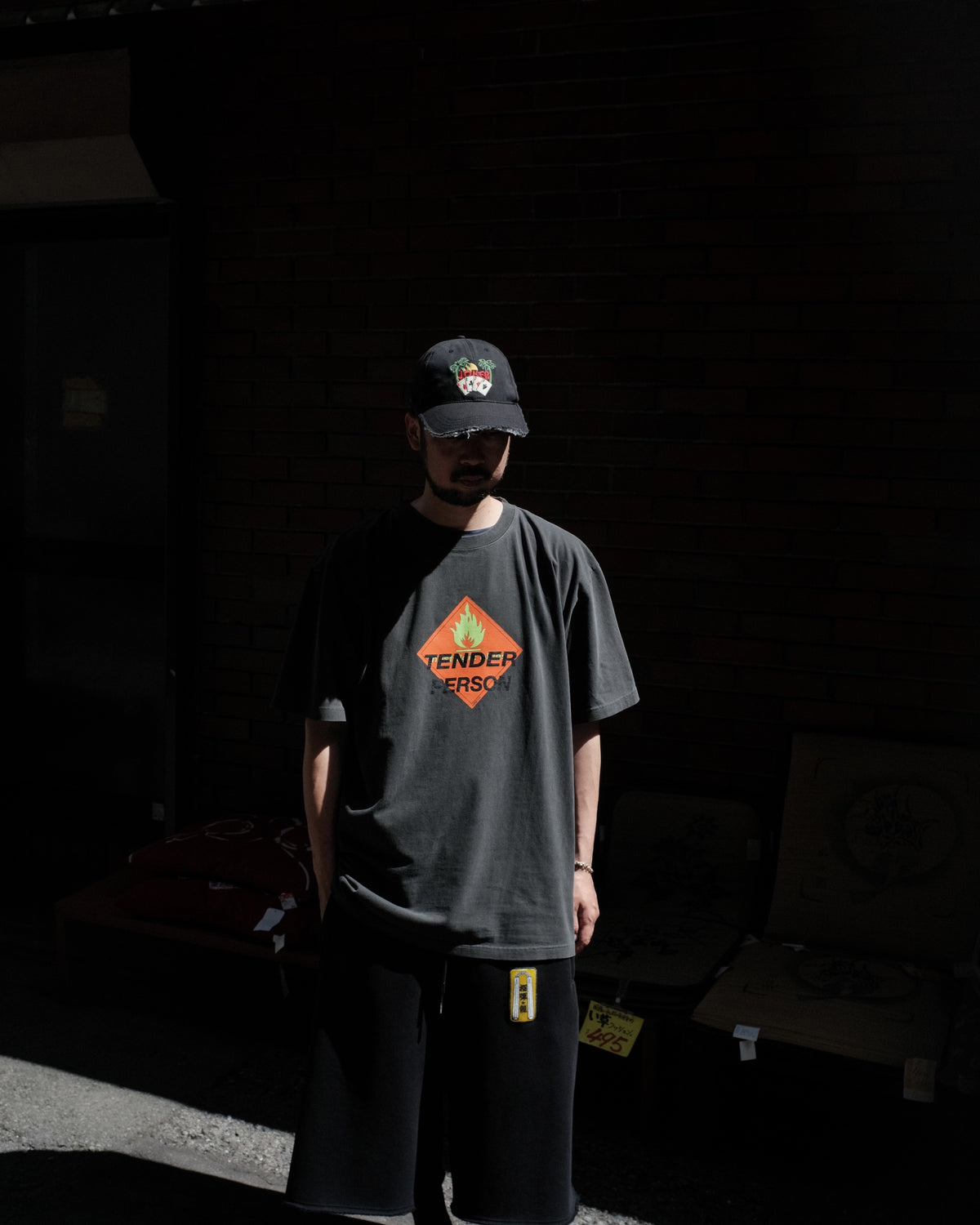 <span style="color: #f50b0b;">Last One</span> TENDER PERSON / MASSIVE LOGO TEE BLACK