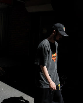 <span style="color: #f50b0b;">Last One</span> TENDER PERSON / MASSIVE LOGO TEE BLACK