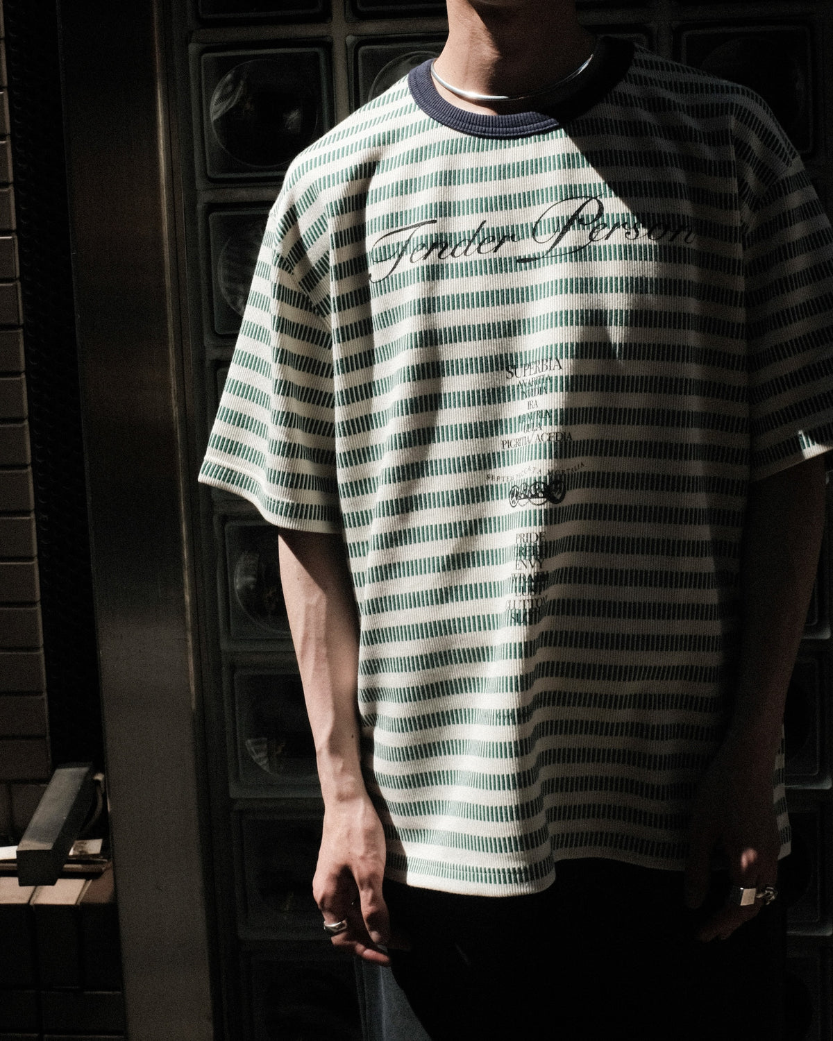 <span style="color: #f50b0b;">Last One</span> TENDER PERSON / BORDER TEE GREEN