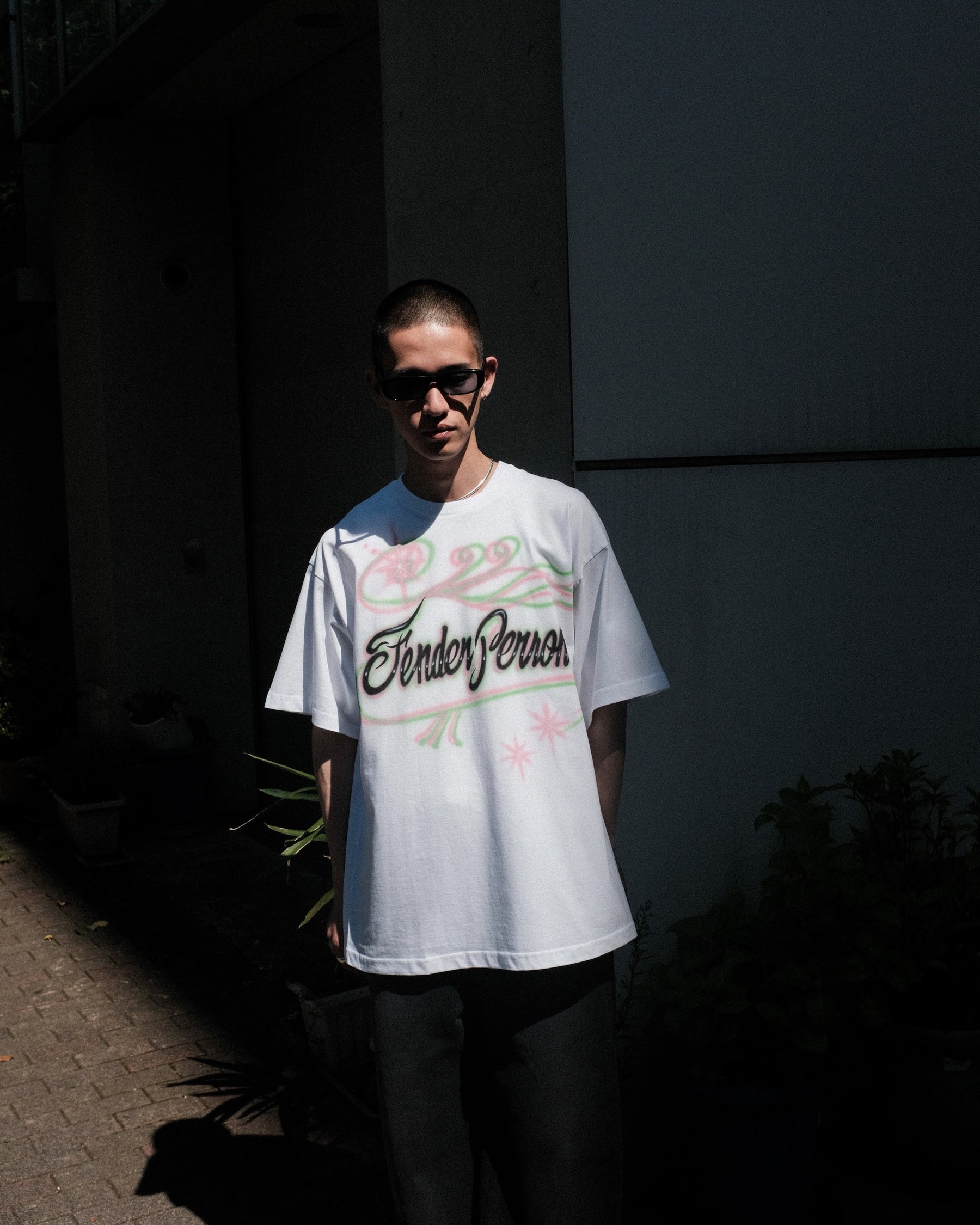 <span style="color: #f50b0b;">Last One</span> TENDER PERSON / AIRBRUSHED TEE WHITE