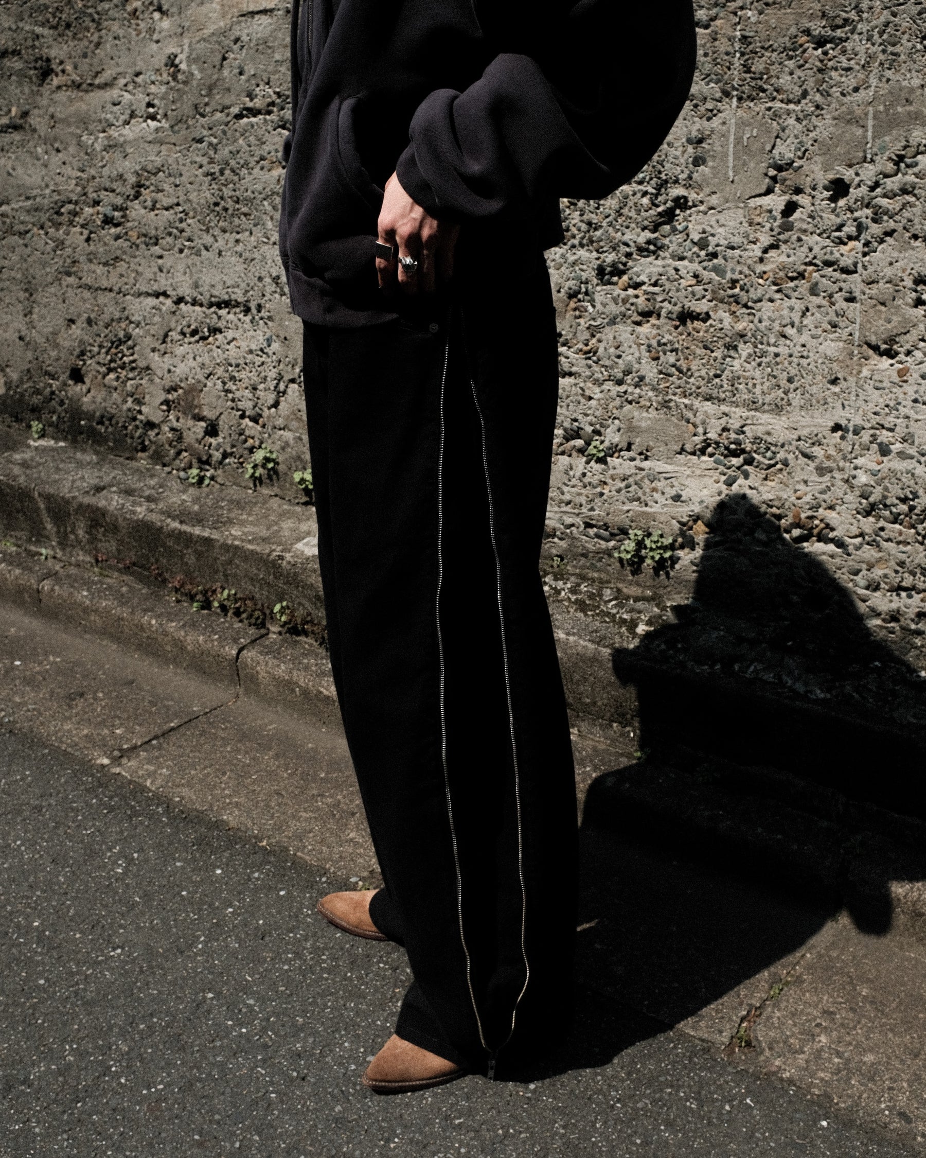 LU'U DAN / SIDE ZIP JEANS BLACK RINSE
