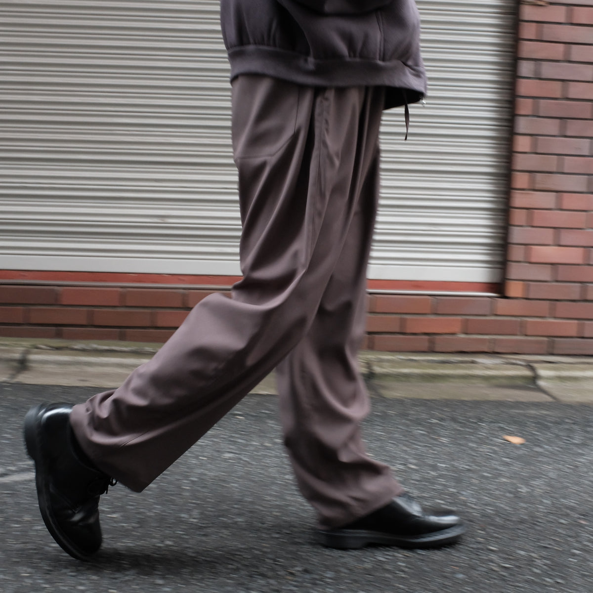 GREI. / PLEATED CRUISER PANT SUITING DARK TAUPE