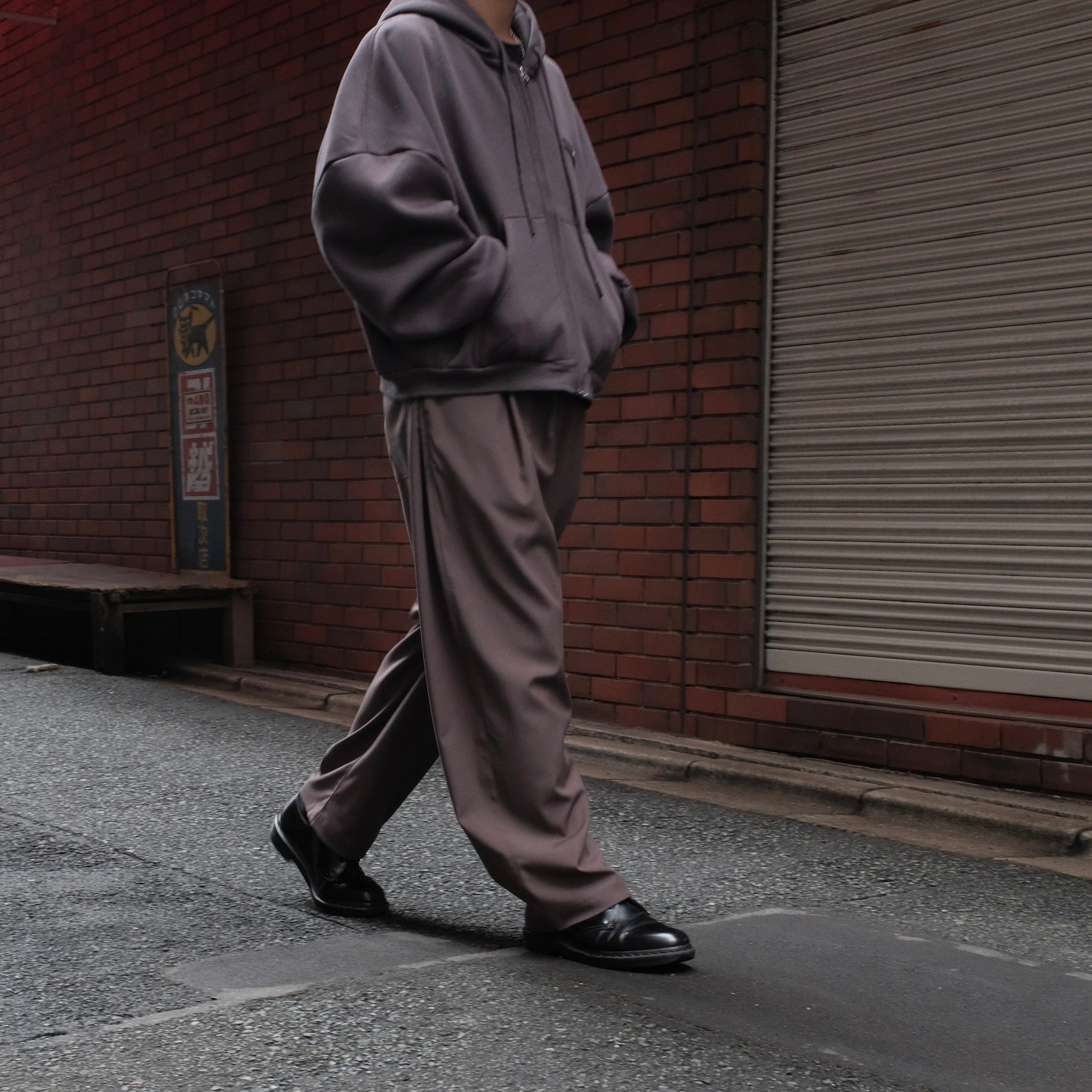 GREI. / PLEATED CRUISER PANT SUITING DARK TAUPE