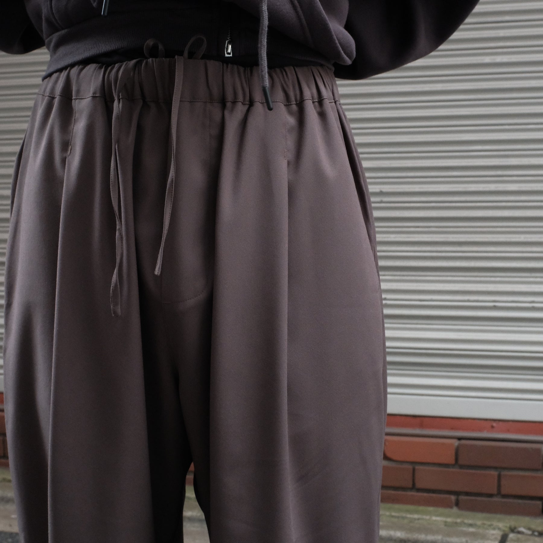 GREI. / PLEATED CRUISER PANT SUITING DARK TAUPE