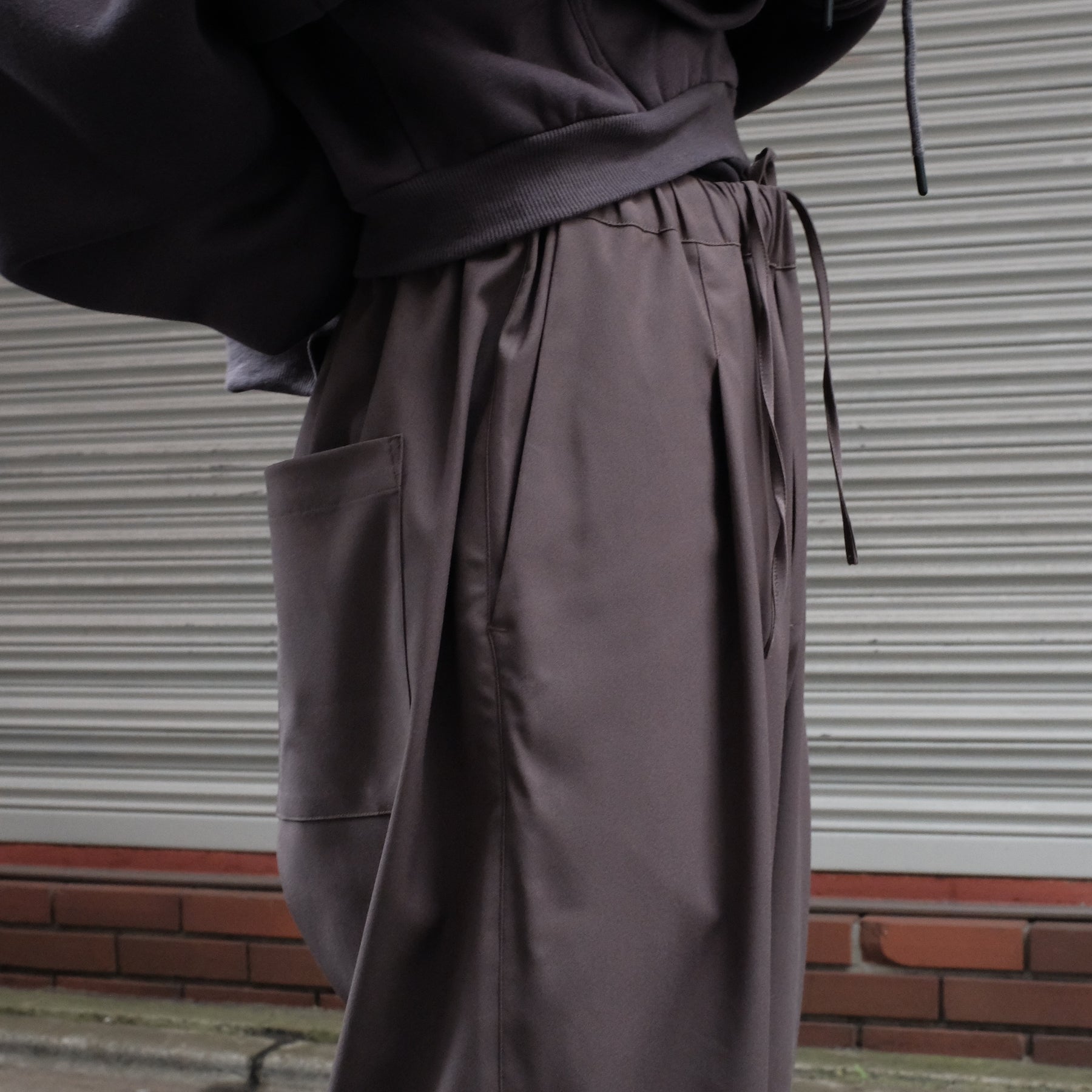 GREI. / PLEATED CRUISER PANT SUITING DARK TAUPE