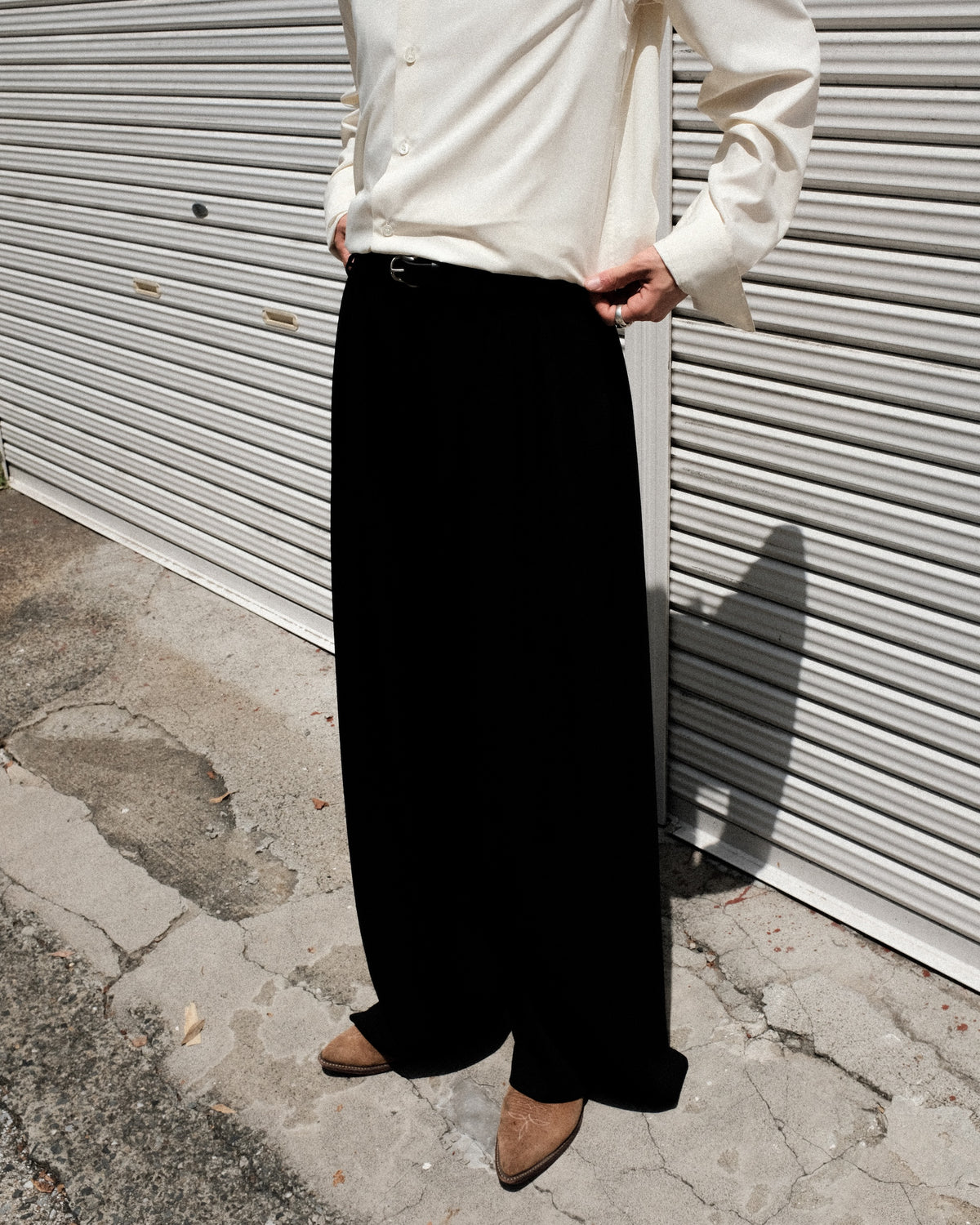 SOSHIOTSUKI / EIGHT TUCK HIGH WEST TROUSERS BLACK
