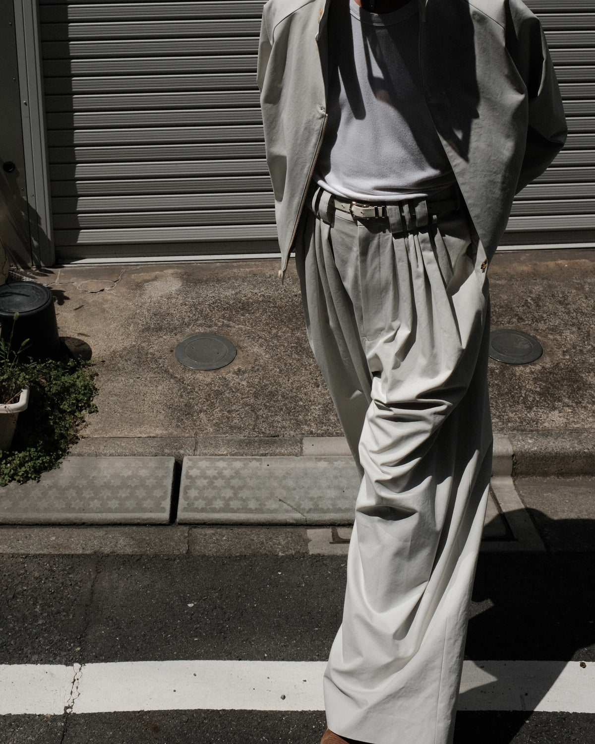 SOSHIOTSUKI / EIGHT TUCK HIGH WEST TROUSERS GREIGE