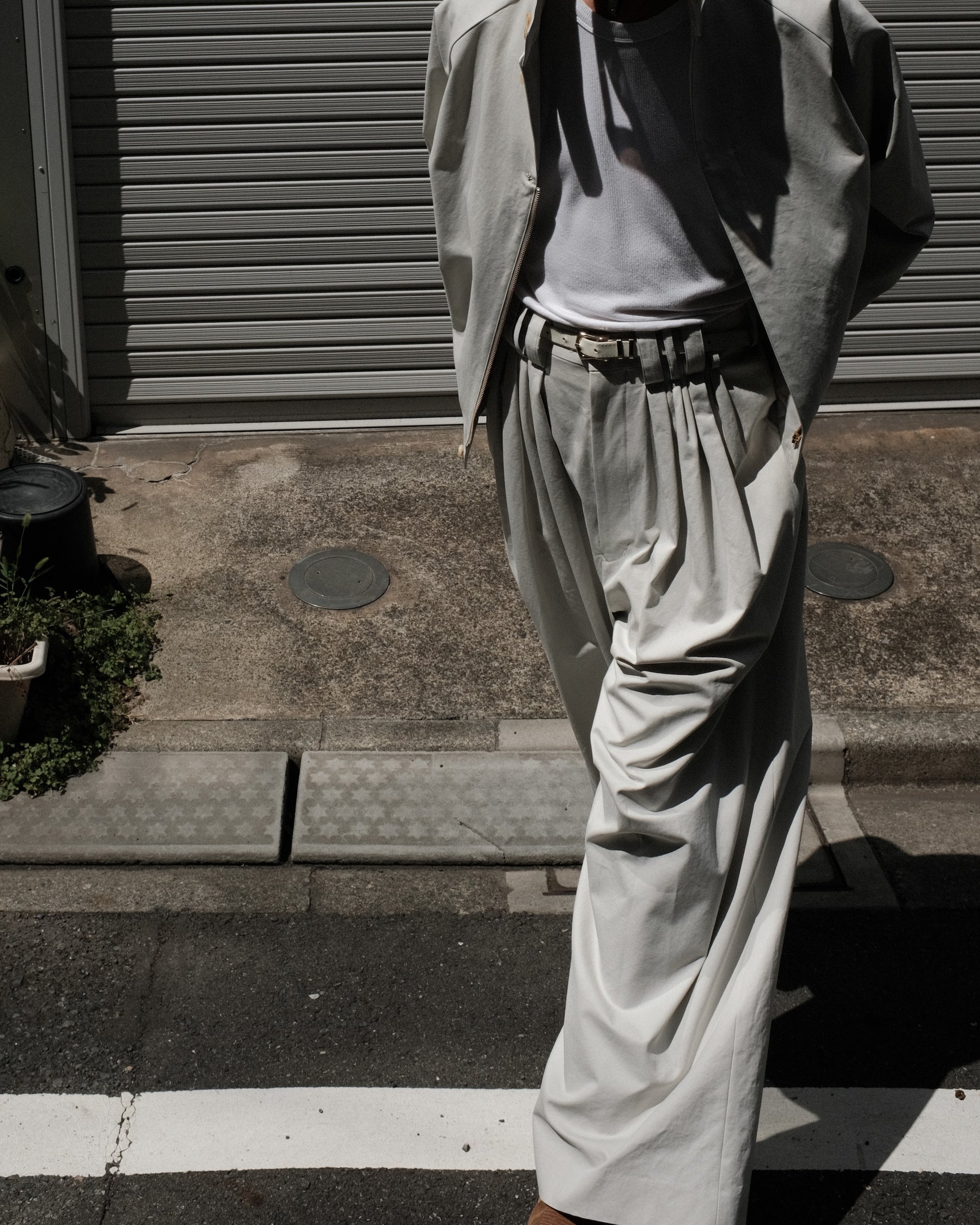 SOSHIOTSUKI / EIGHT TUCK HIGH WEST TROUSERS GREIGE
