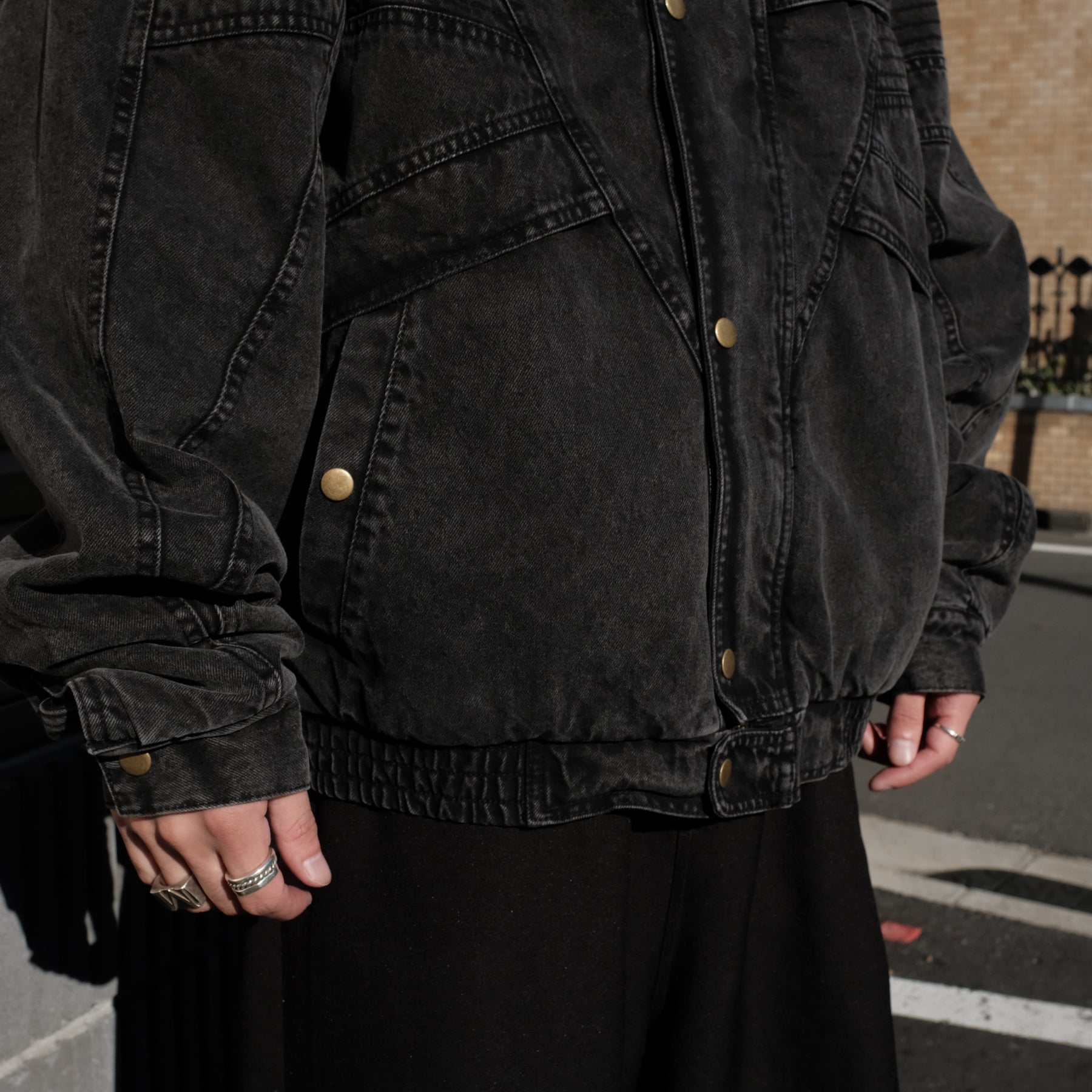 INTODUSK / KROW DENIM JACKET WASHED BLACK