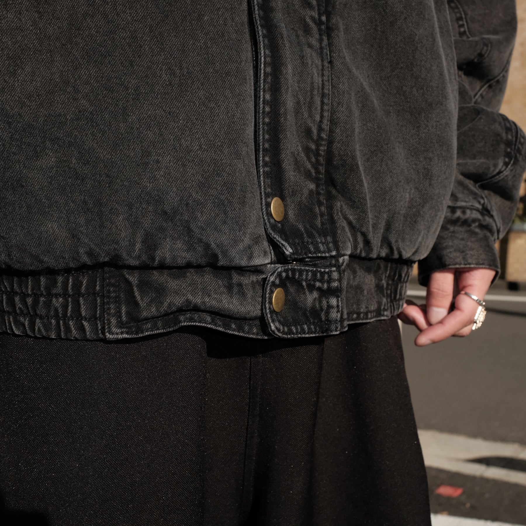 INTODUSK / KROW DENIM JACKET WASHED BLACK