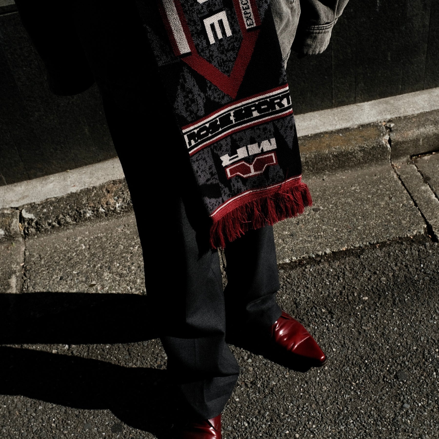Martine Rose / REVERSIBLE SCARF GREY-RED