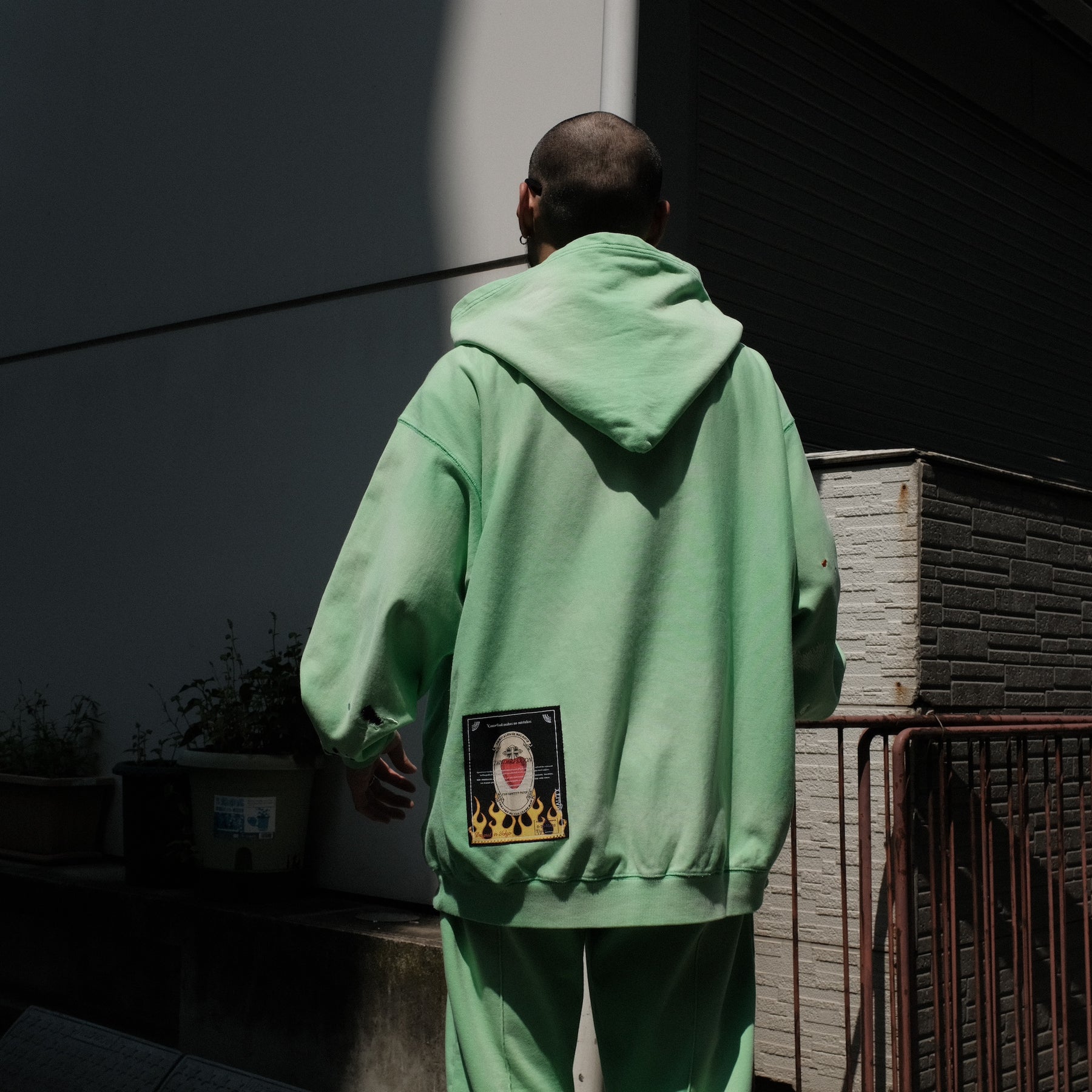 <span style="color: #f50b0b;">Last One</span> TENDER PERSON / PAINTING EMBROIDERY HOODIE MELON GREEN