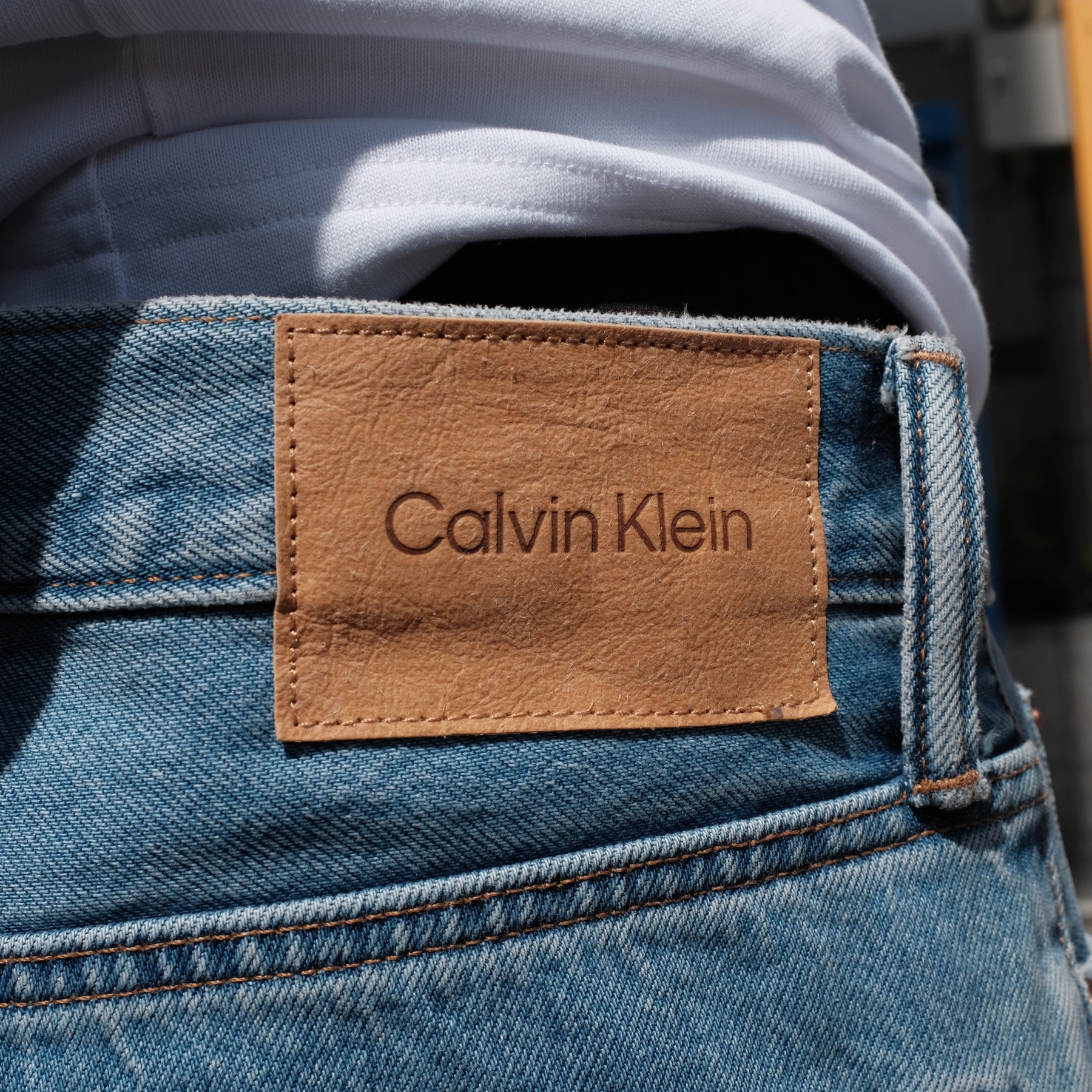 Calvin Klein / TWISTED SEAM JEAN LIGHT INDIGO BLUE