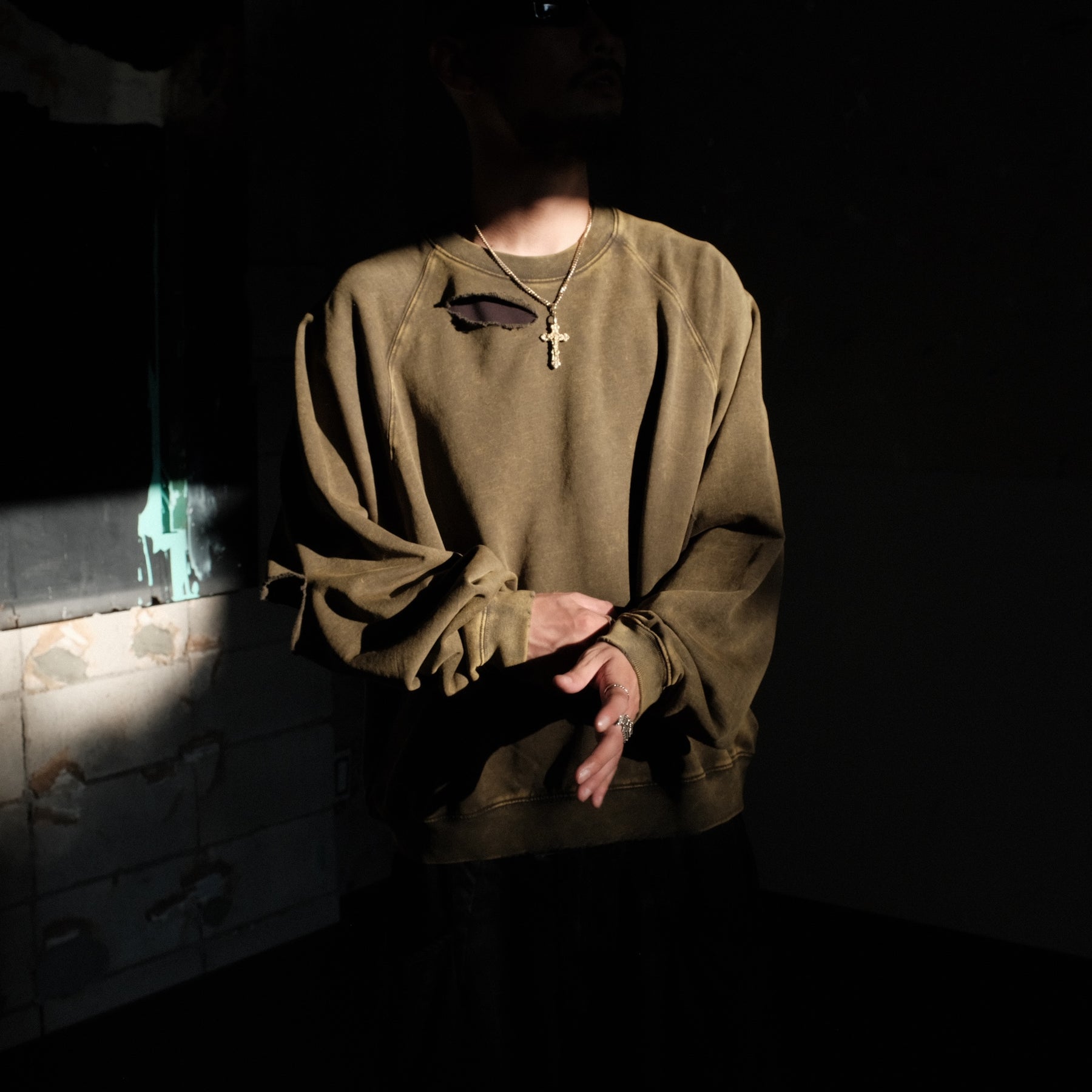 <span style="color: #f50b0b;">Last One</span> INTODUSK / DISTRESSEDRAGLANSLEEVESWEAT WASHED FOREST NIGHT