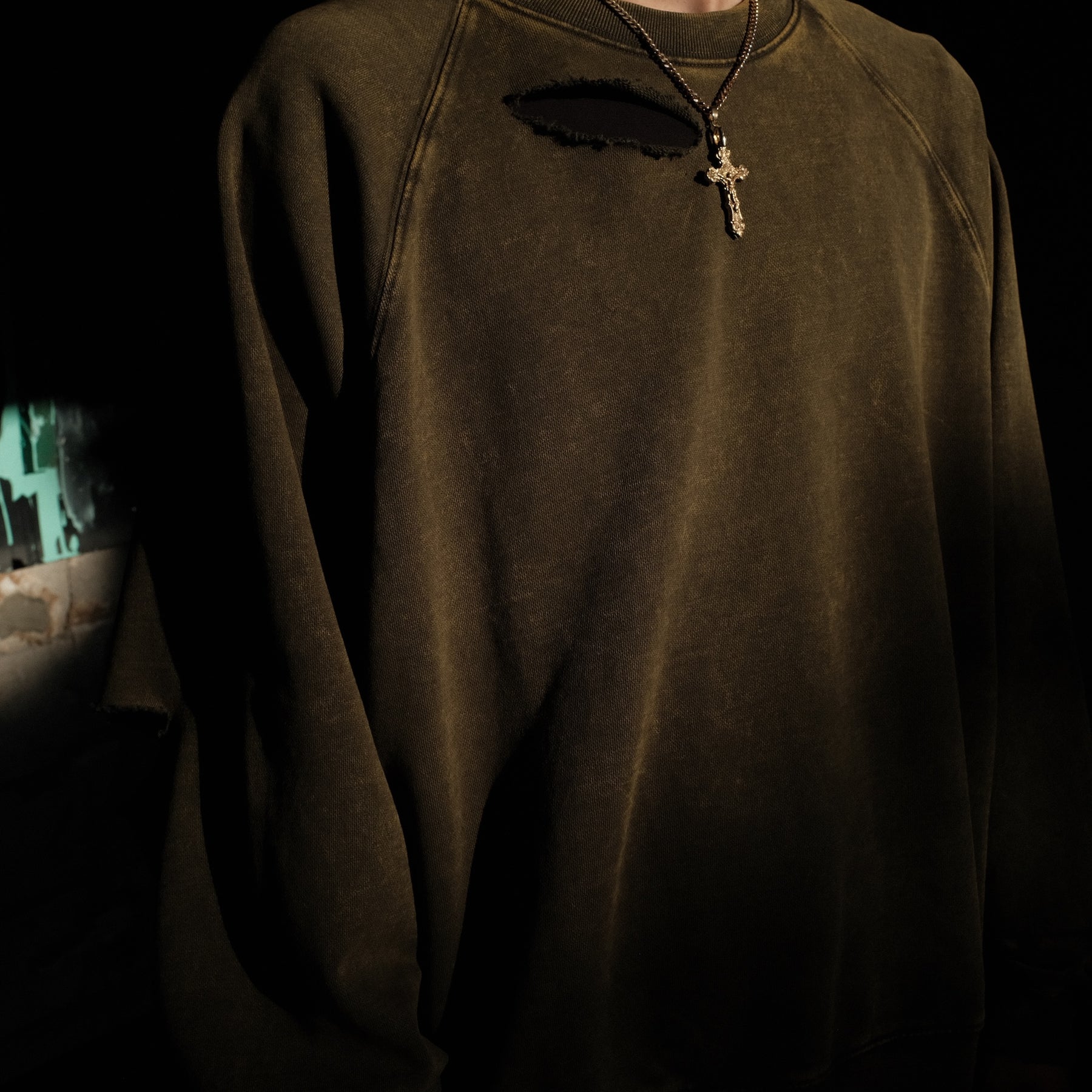 <span style="color: #f50b0b;">Last One</span> INTODUSK / DISTRESSEDRAGLANSLEEVESWEAT WASHED FOREST NIGHT
