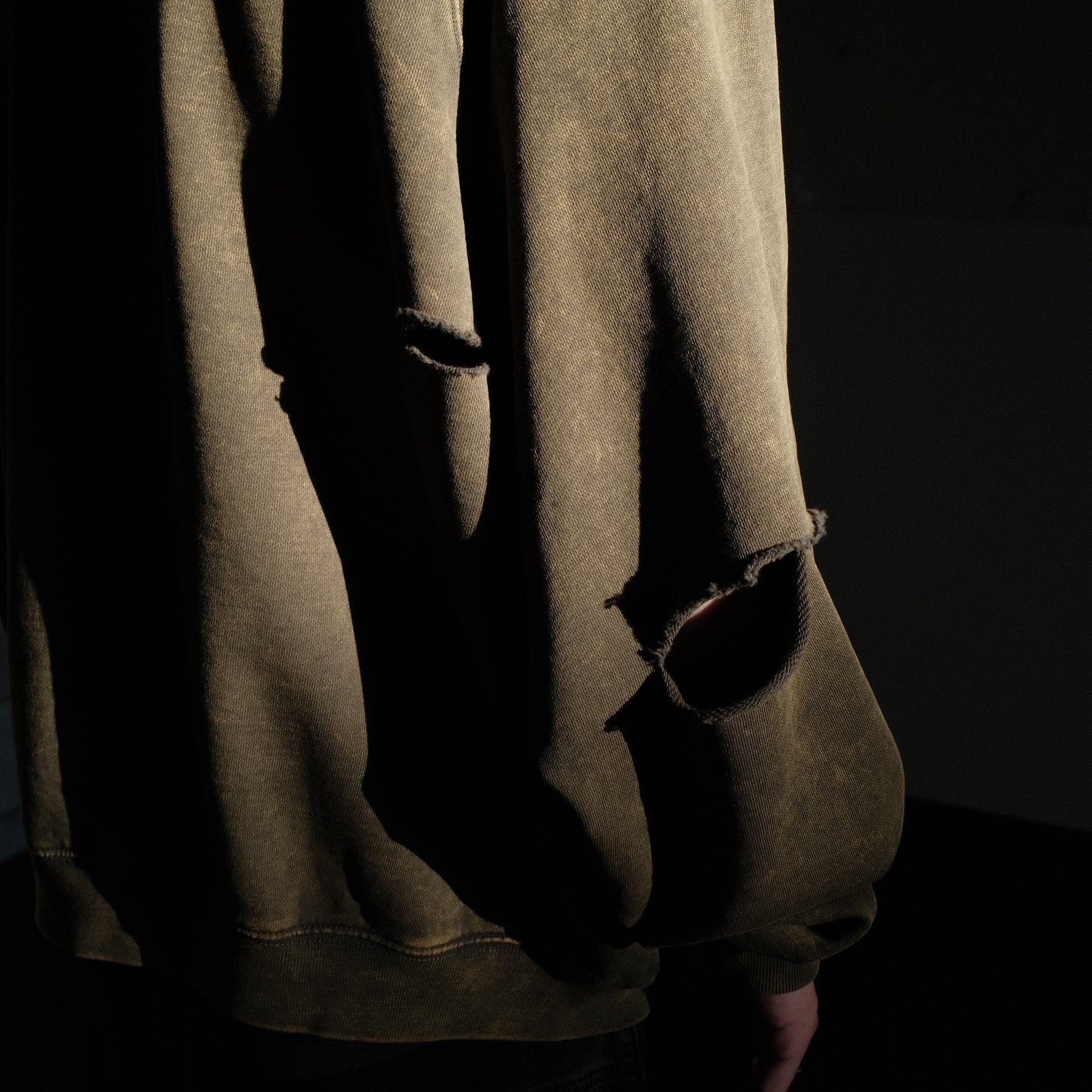 <span style="color: #f50b0b;">Last One</span> INTODUSK / DISTRESSEDRAGLANSLEEVESWEAT WASHED FOREST NIGHT