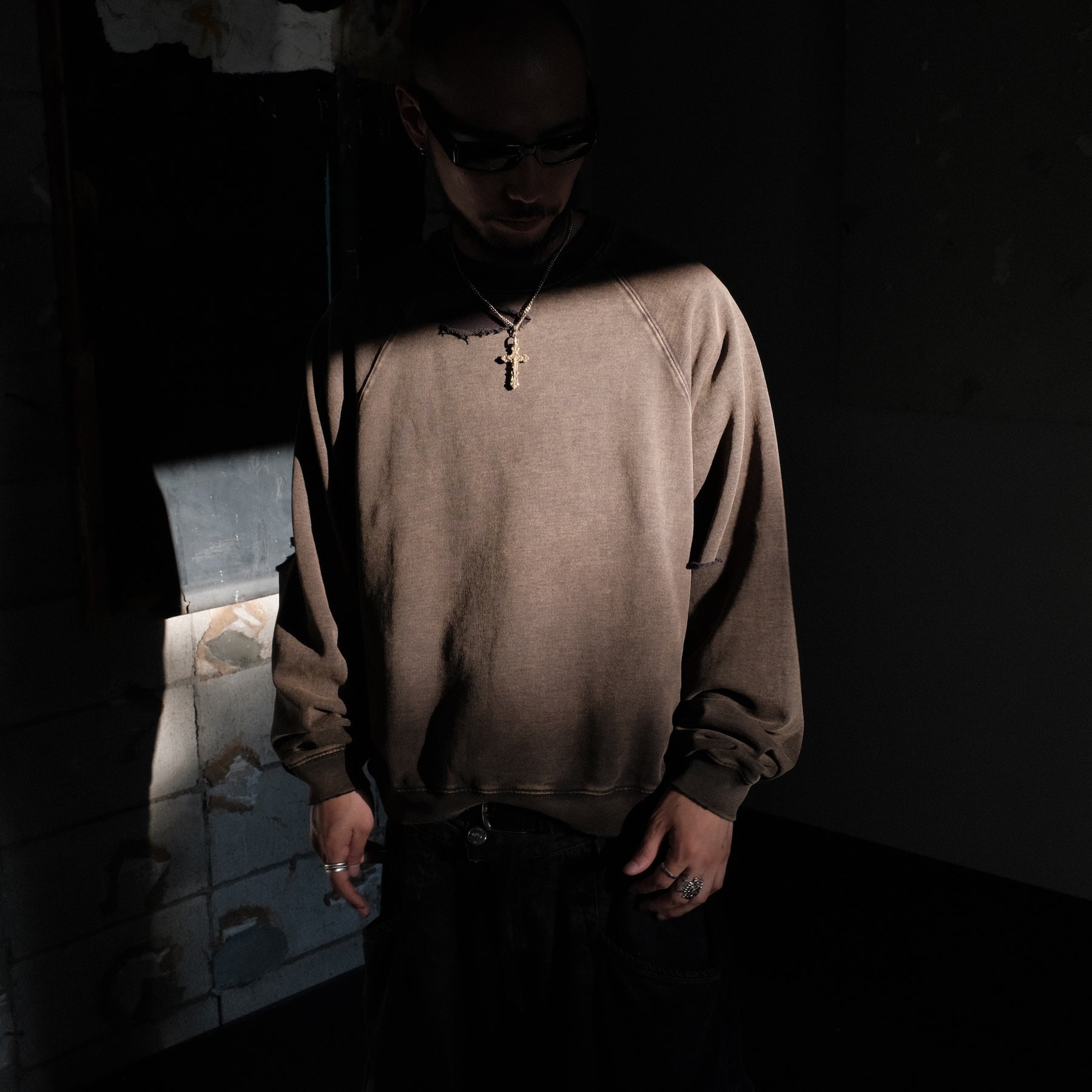 INTODUSK / DISTRESSEDRAGLANSLEEVESWEAT WASHED BLACK NAVY