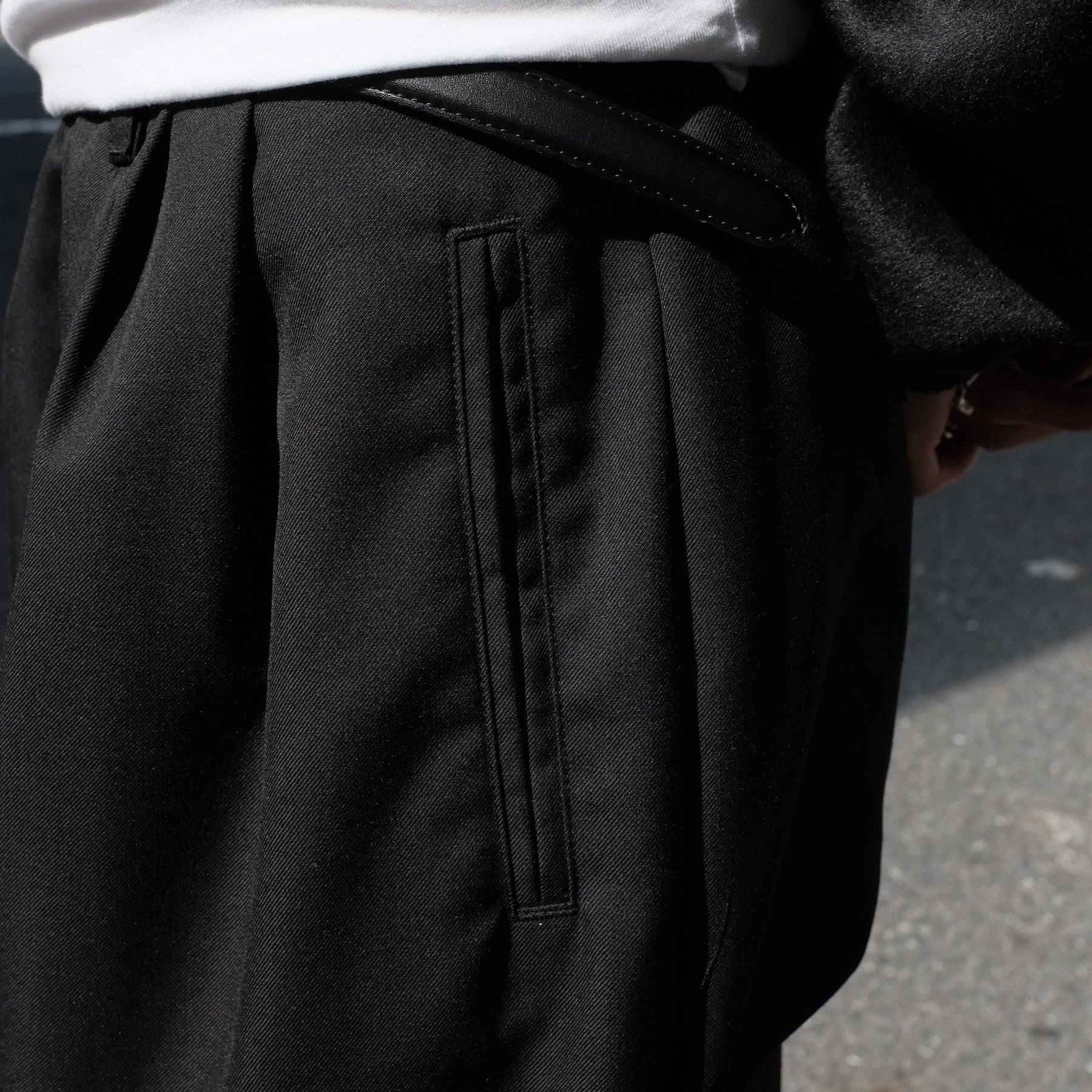 INTODUSK / HANGAR PLEATED PANT BLACK