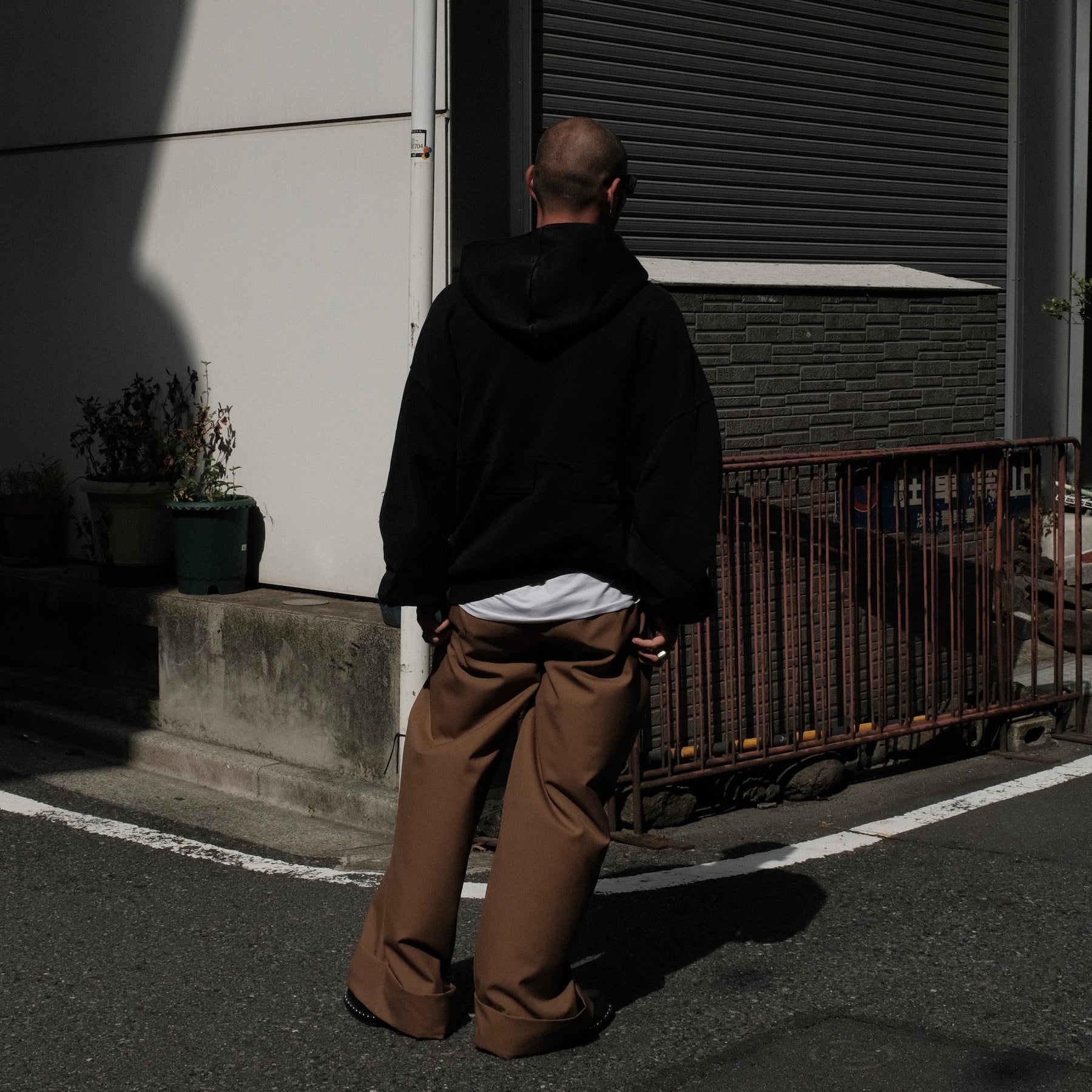INTODUSK / HANGAR PLEATED PANT CAMEL