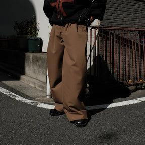 INTODUSK / HANGAR PLEATED PANT CAMEL