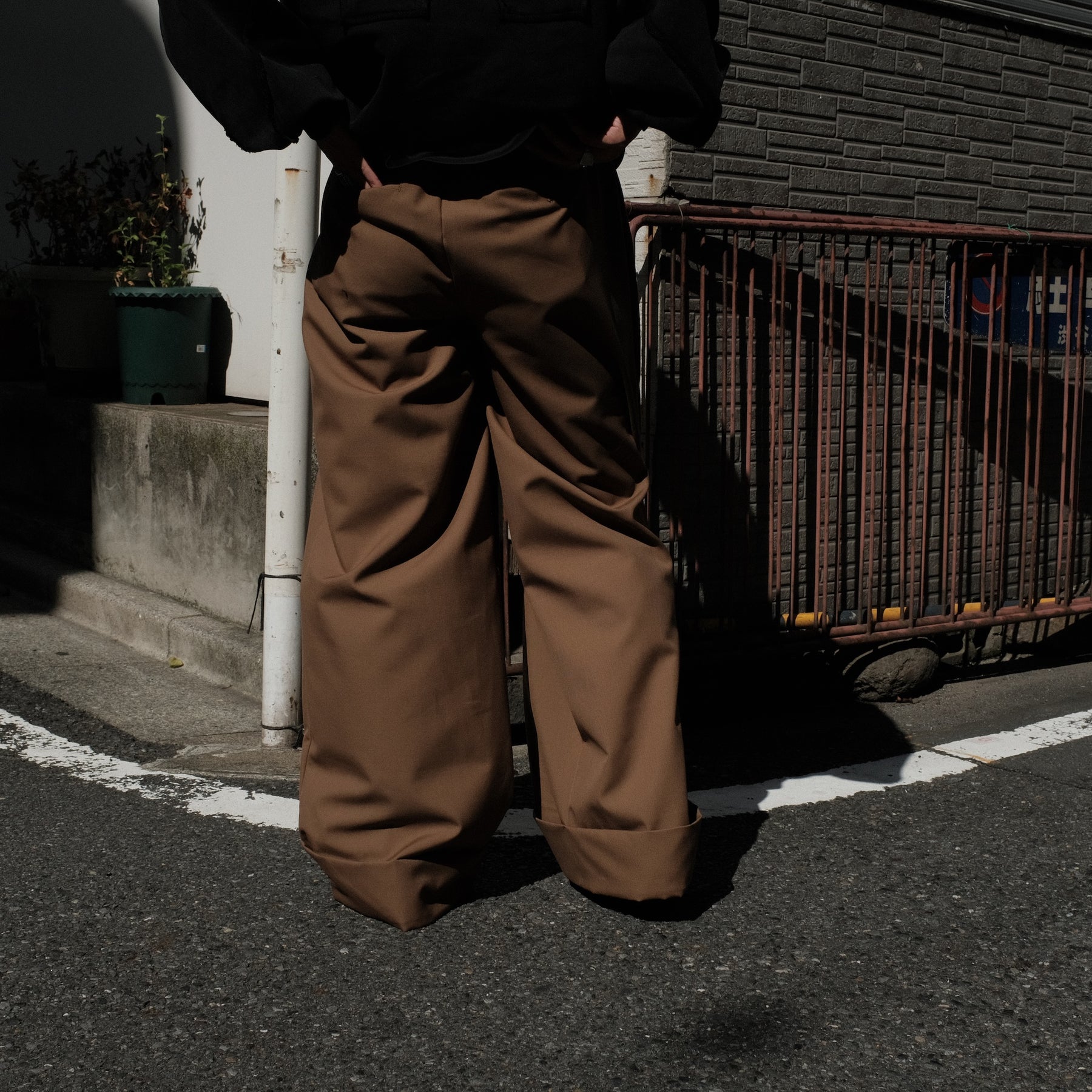 INTODUSK / HANGAR PLEATED PANT CAMEL