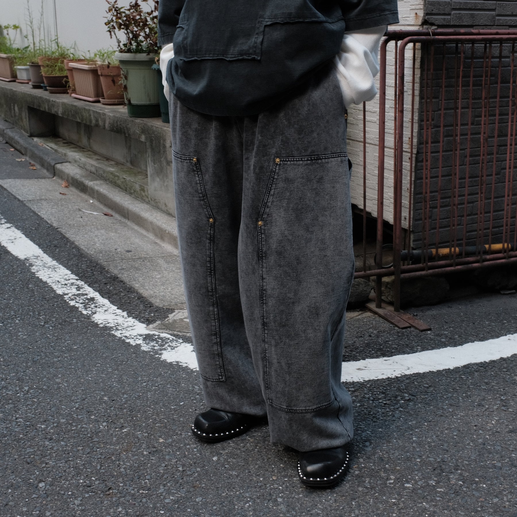 INTODUSK / EASY DOUBLE KNEE WASHED BLACK ORGANIC LEATHER EFFECT